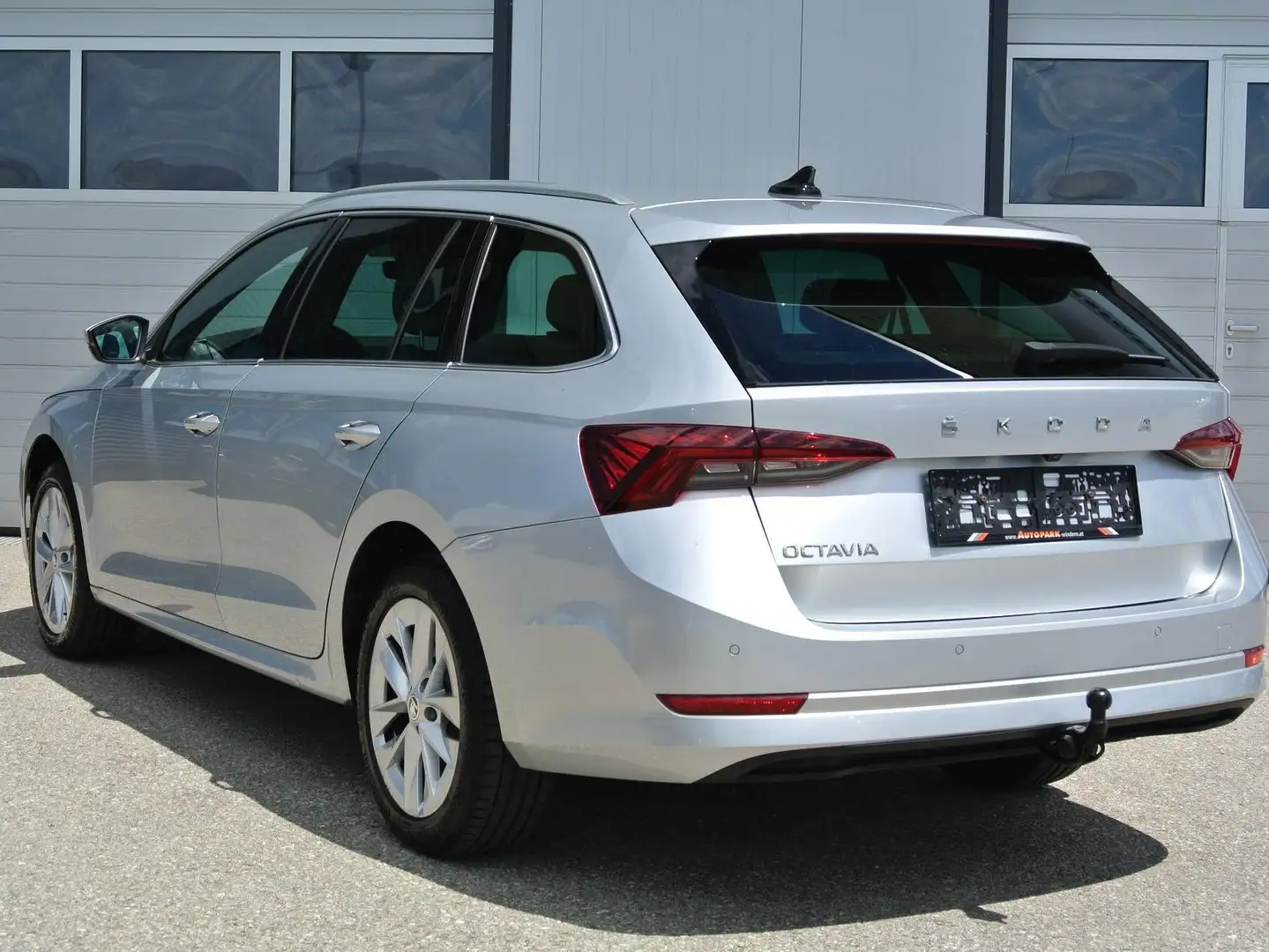 Skoda Octavia Kombi 1.5 TSI PREMIUM * NAVI * AHK * KAMERA* Silber - 2