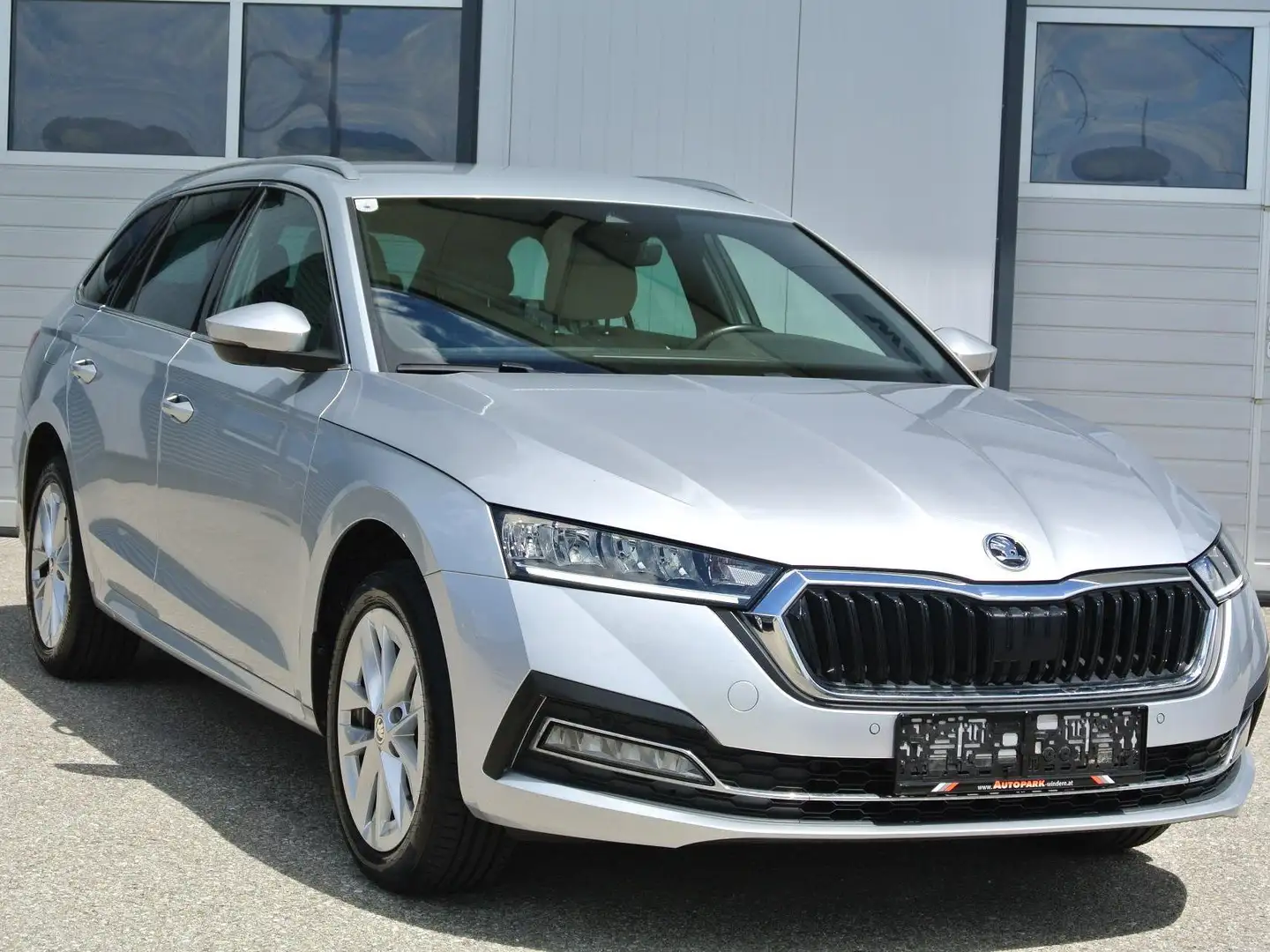 Skoda Octavia Kombi 1.5 TSI PREMIUM * NAVI * AHK * KAMERA* Silber - 1