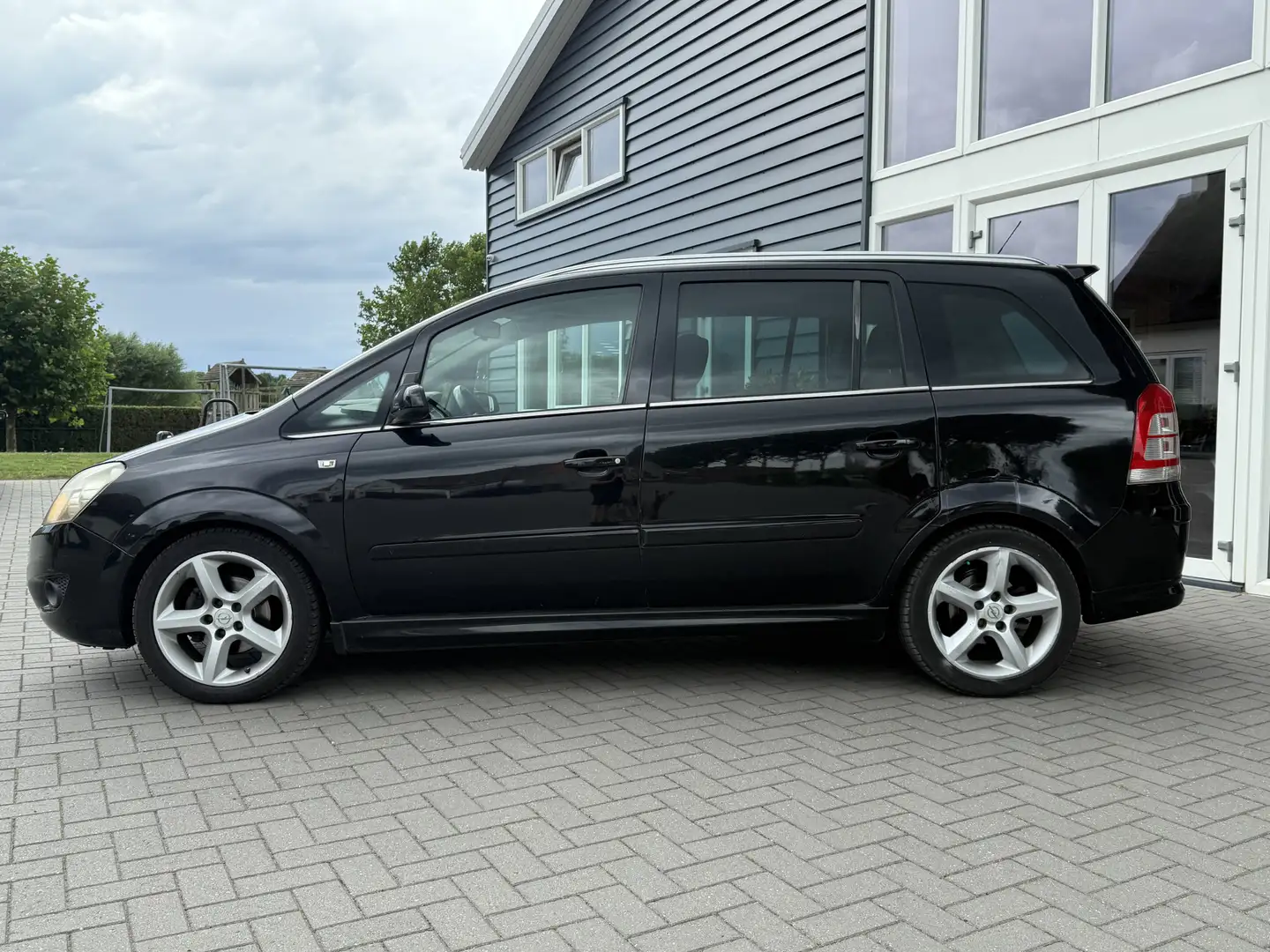 Opel Zafira 1.8 Selection Bj: 2008 / 7 Persoons / apk tot 01-2 Zwart - 2