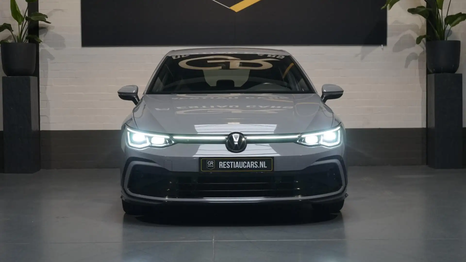 Volkswagen Golf VIII 1.5 eTSI R-Line AUTOMAAT-ACC-AMBIANCE-CAMERA- Grijs - 2