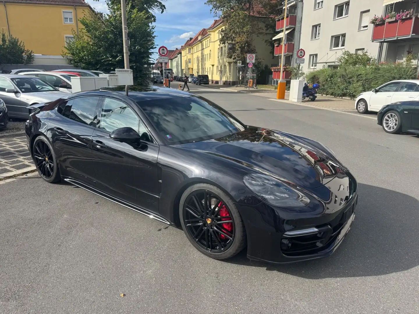 Porsche Panamera GTS Schwarz - 1