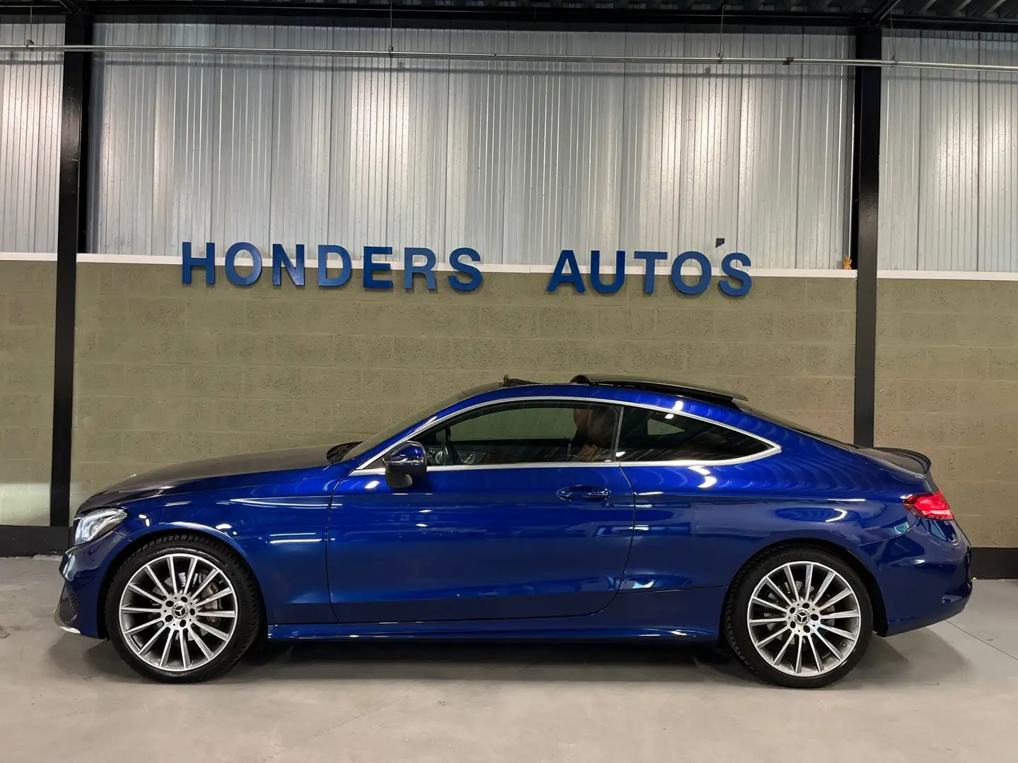 Mercedes-Benz C 200 Coupé Premium Plus AMG LINE I PANO I BURMESTER I 3 Blauw - 2