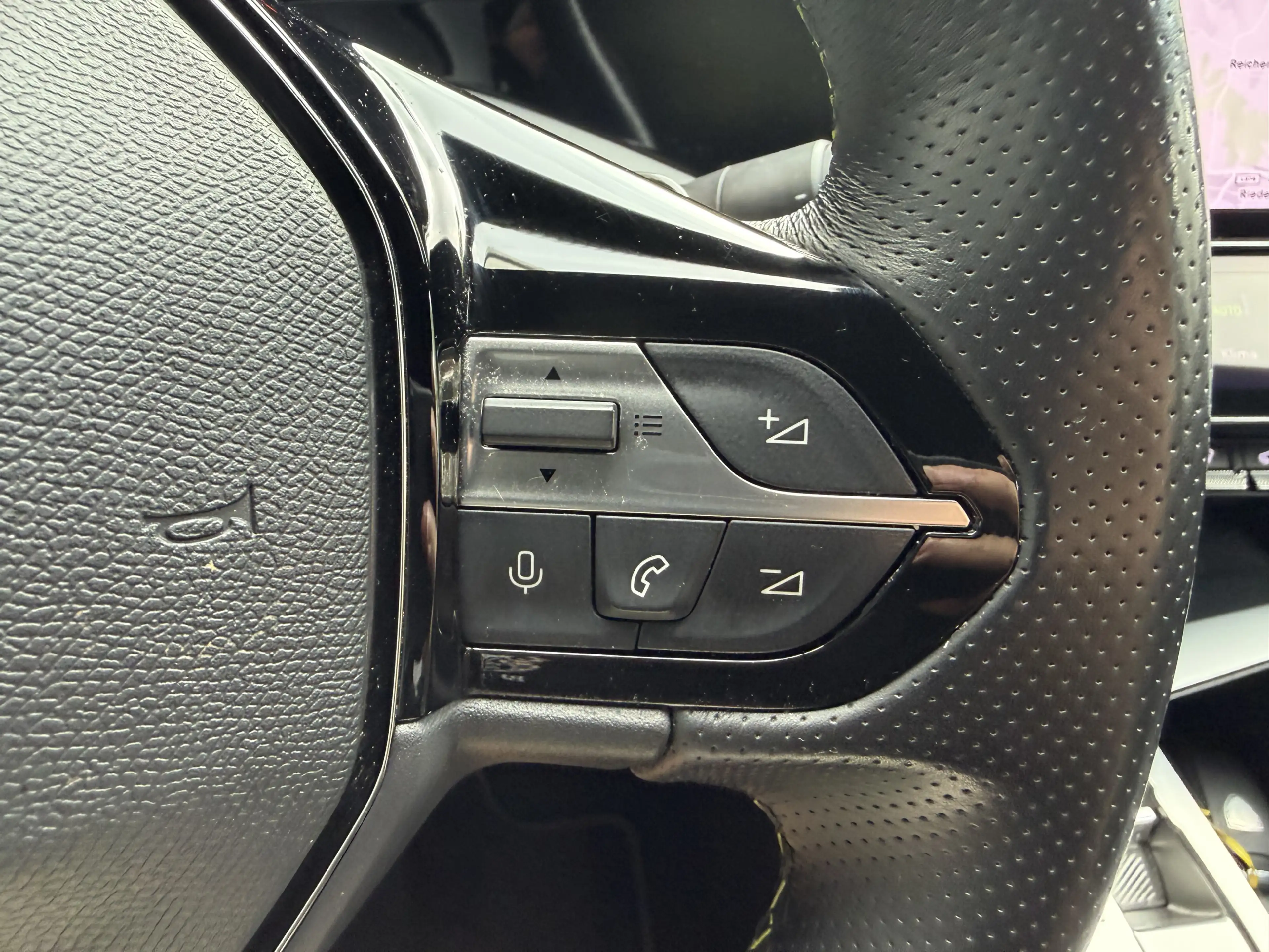 Peugeot 308 GT-Line LED VirtualCockpit Rü-Kamera Massage — photo 36