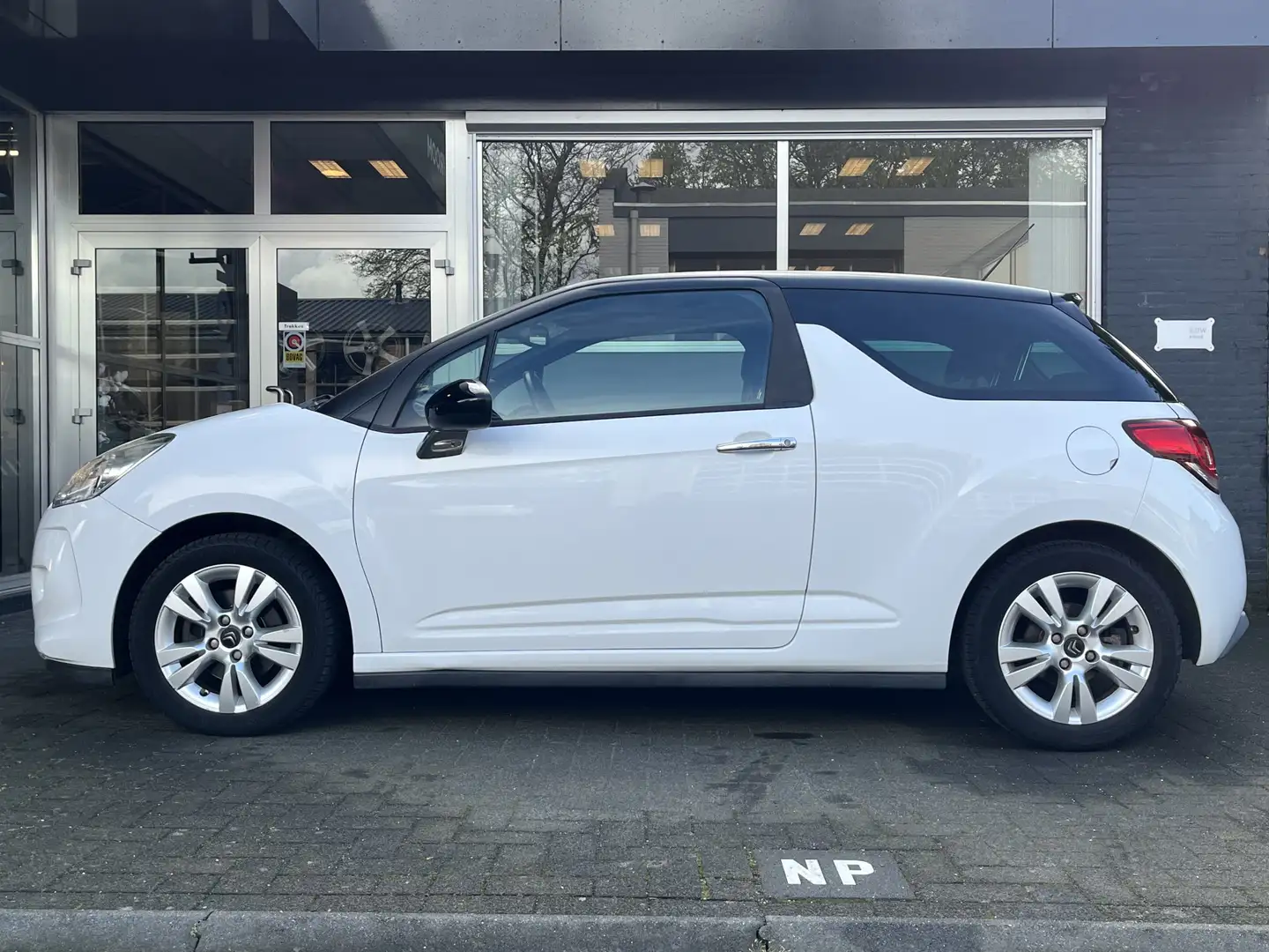 Citroen DS3 1.6 So Chic in White CLIMA / CRUISE Wit - 2