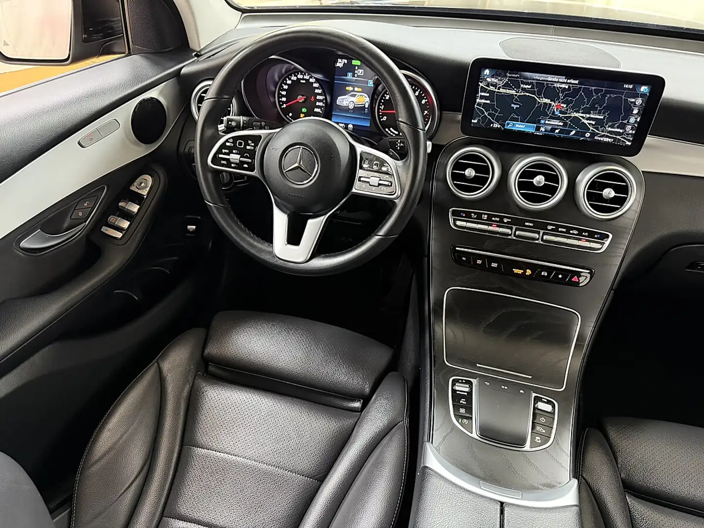 Mercedes-Benz GLC 200 4Matic_AHK_ Schwarz - 2