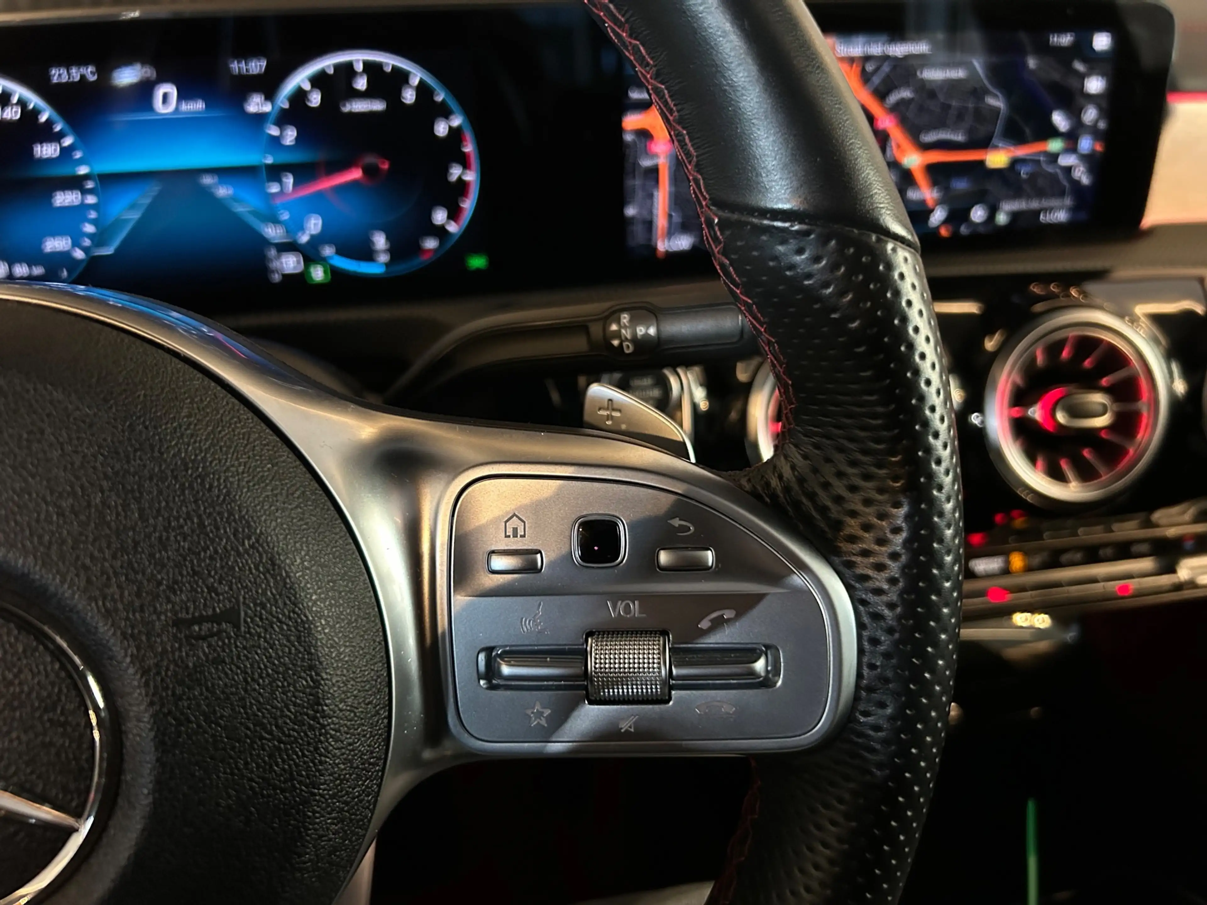 Mercedes-Benz CLA 180 AMG Line|PANO|CRUISE|AMBIENT|PARK SENS & CAM|STOEL — photo 17
