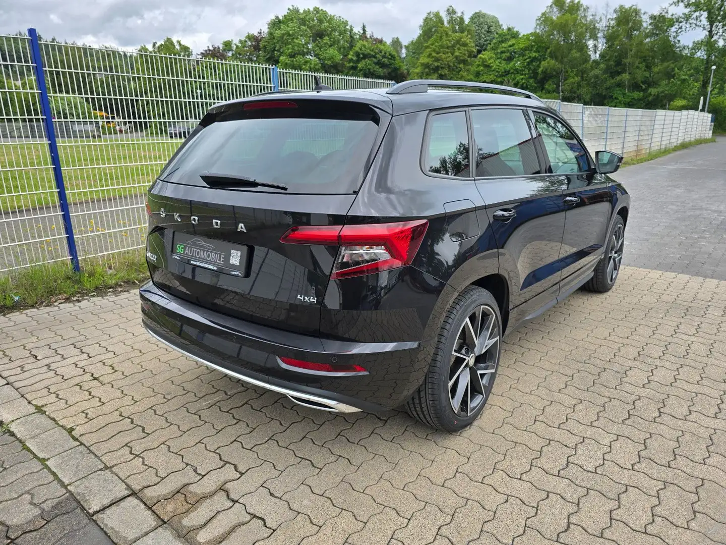 Skoda Karoq 2.0 TDI DSG Sportline 4x4 °PANO°StHz°AHK° Schwarz - 2
