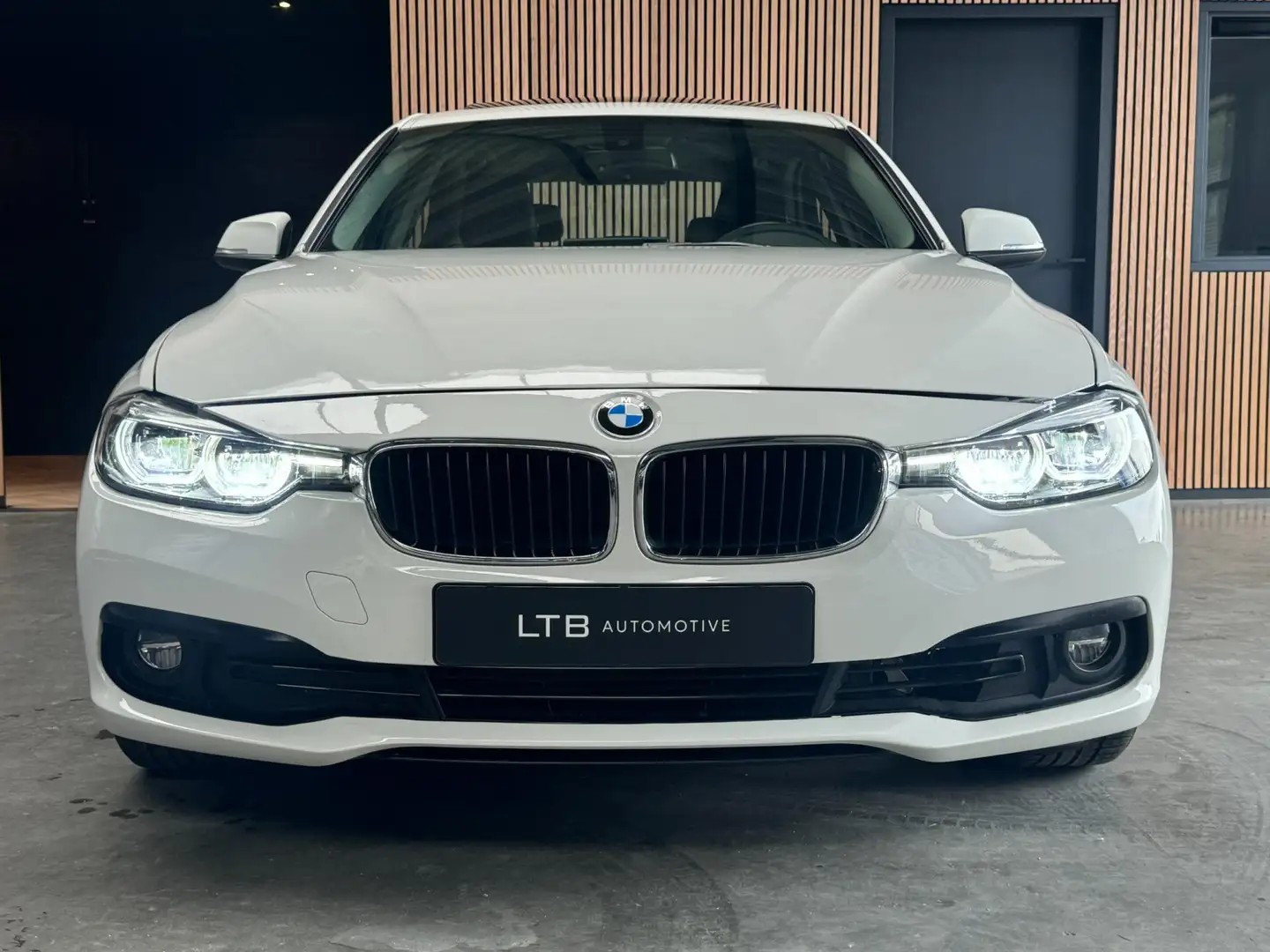 BMW 320 3-serie 320i xDrive Leder | Camera | Schuifdak | E Blanc - 2