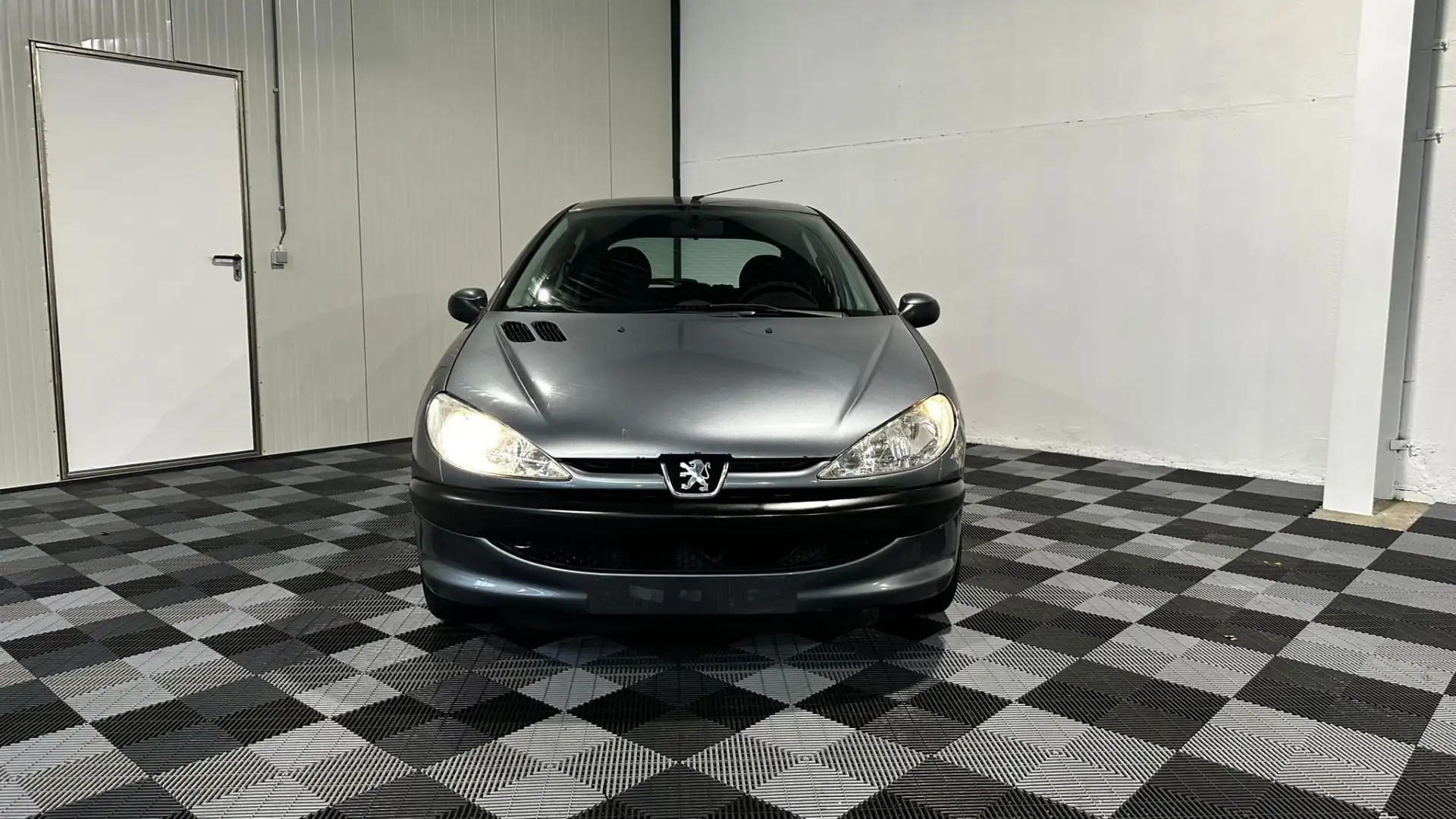 Peugeot 206 benzine 5-deurs bj. 2009 124000km Grijs - 2