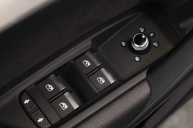 Audi Q5 view 11