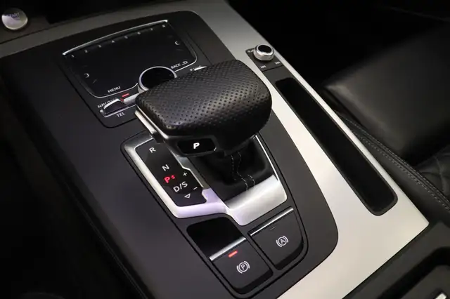 Audi Q5 view 12