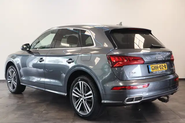 Audi Q5 view 3