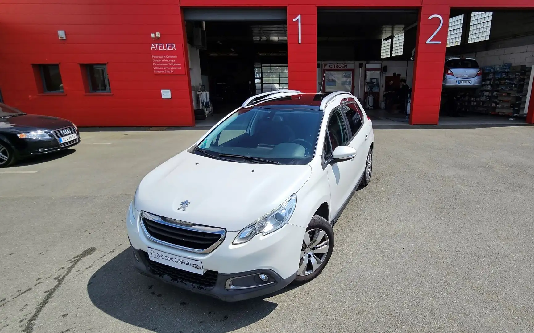 Peugeot e-2008 1.2 VTI ALLURE Weiß - 1