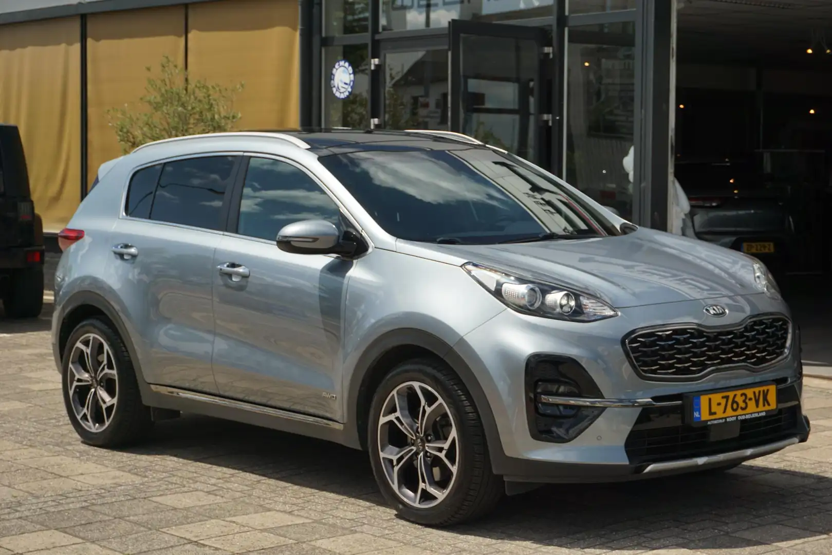 Kia Sportage 1.6 T-GDI 4WD DynamicLine | PANO | LEER | Trekhaak Grijs - 1
