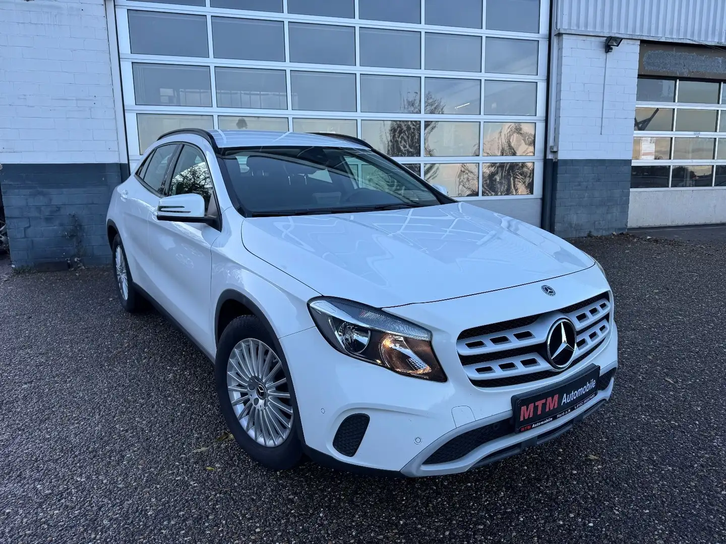 Mercedes-Benz GLA 200 CDI / d 7G-DCT Navi Shz PDC Weiß - 1