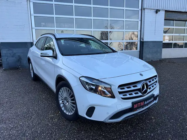 Mercedes-Benz GLA 200 CDI / d 7G-DCT Navi Shz PDC