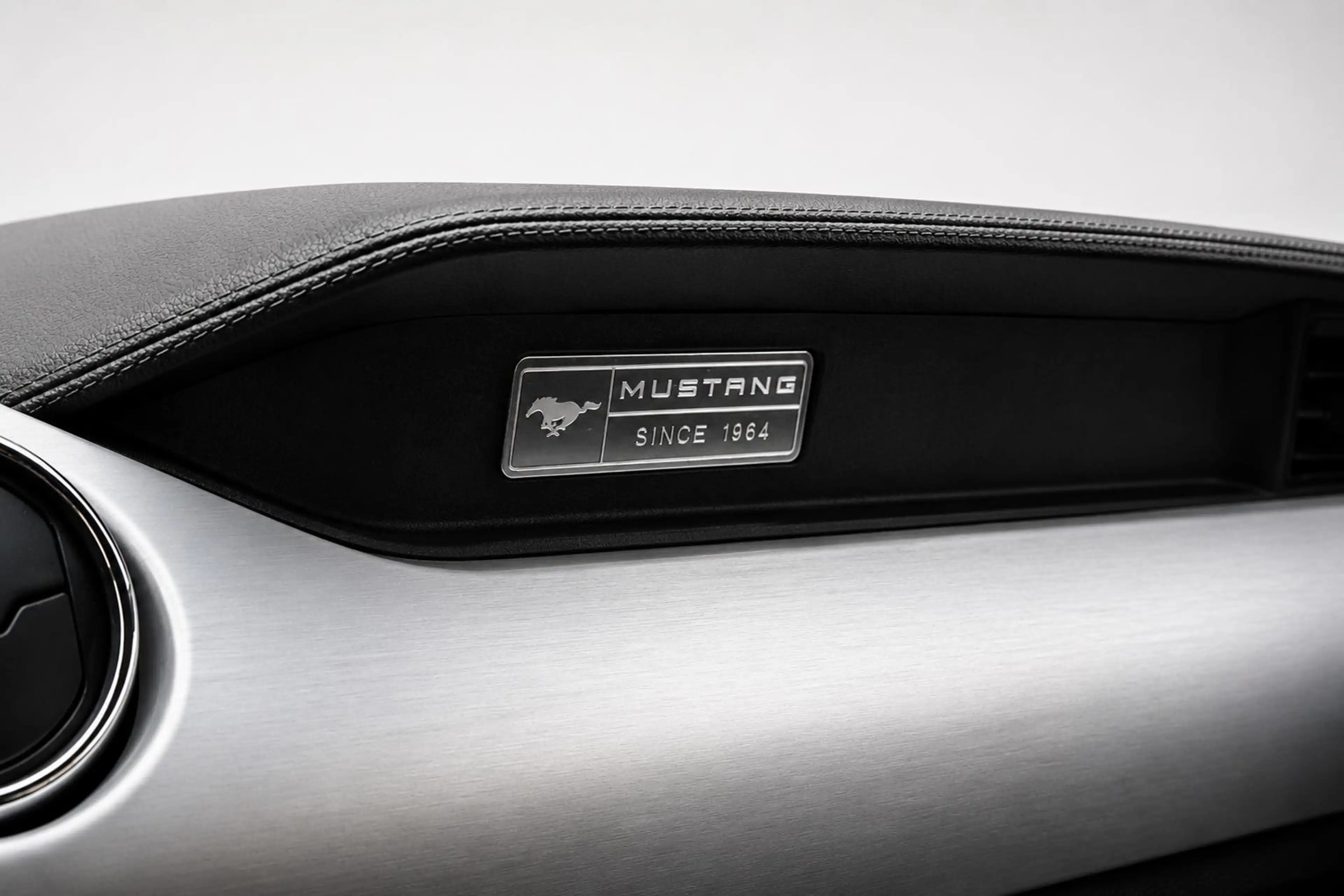 Ford Mustang Fastback 2.3 EcoBoost CruiseControl|Camera|Keyless — photo 4