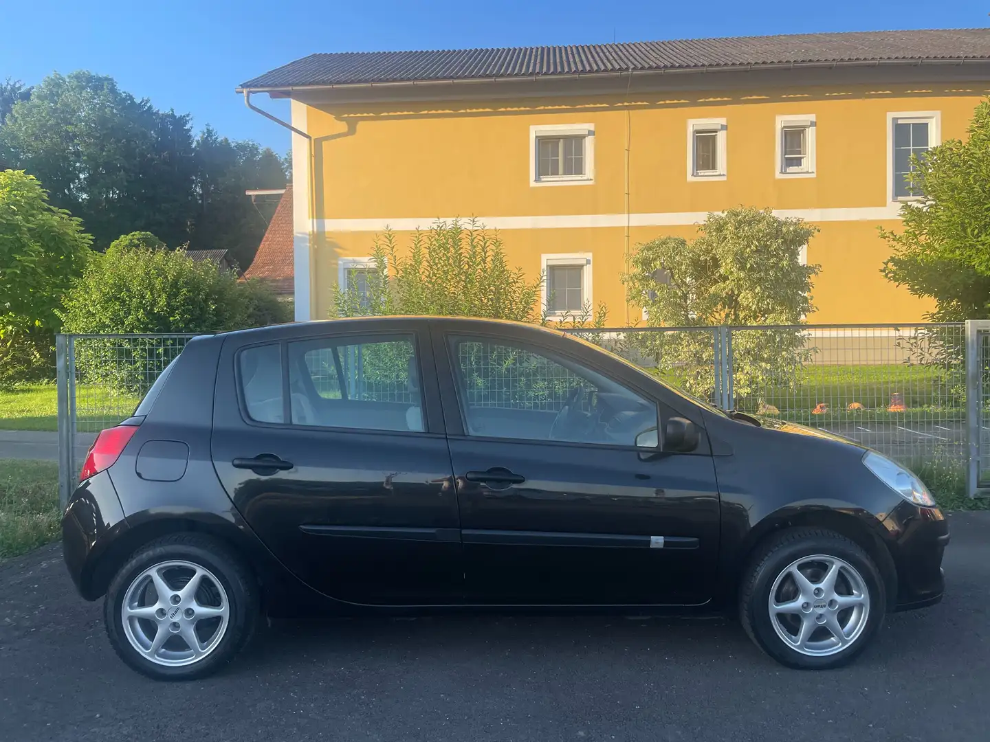 Renault Clio Clio Privilège 1,2 16V Privilège Schwarz - 1