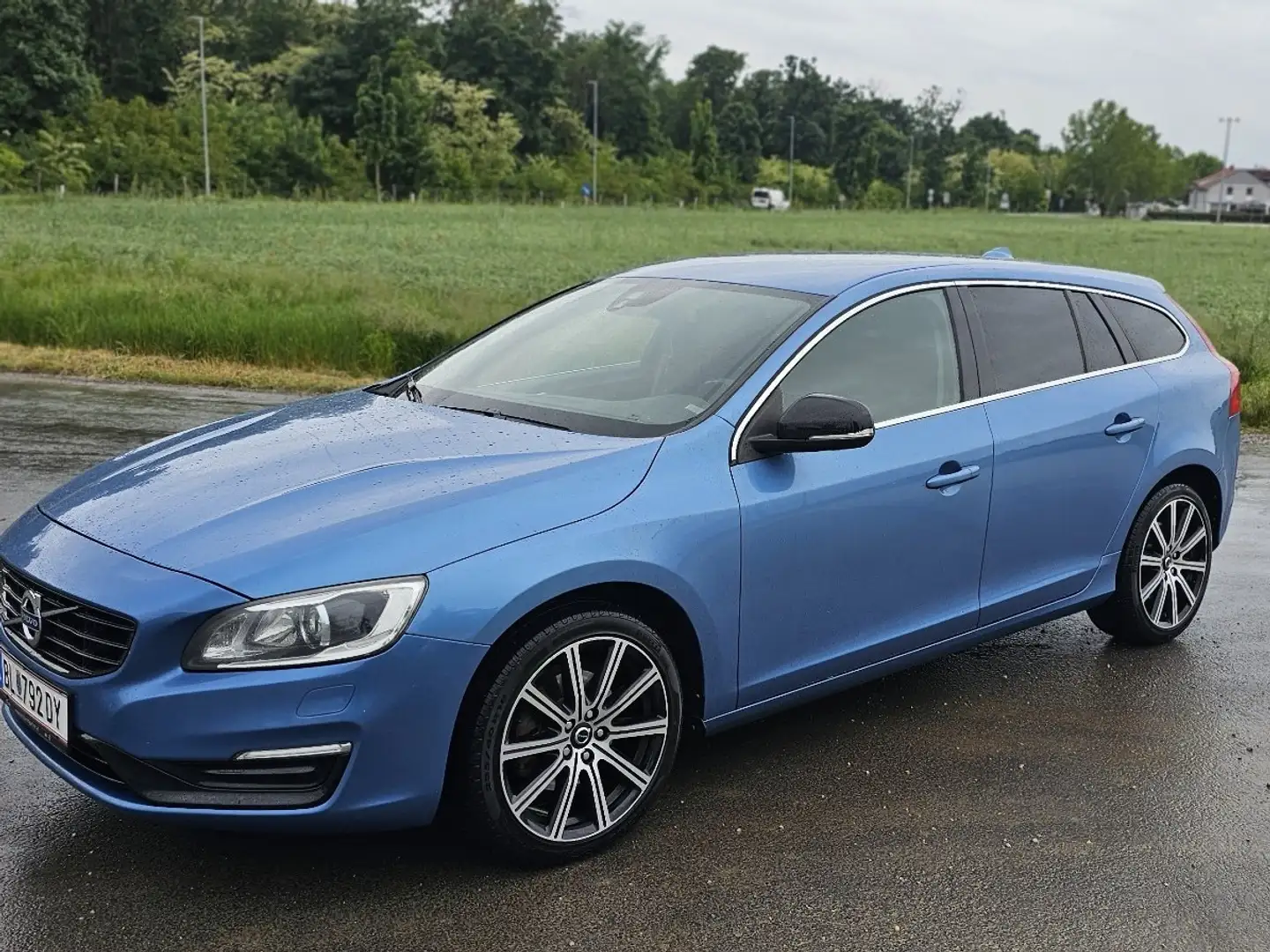 Volvo V60 D4 Momentum Blau - 1