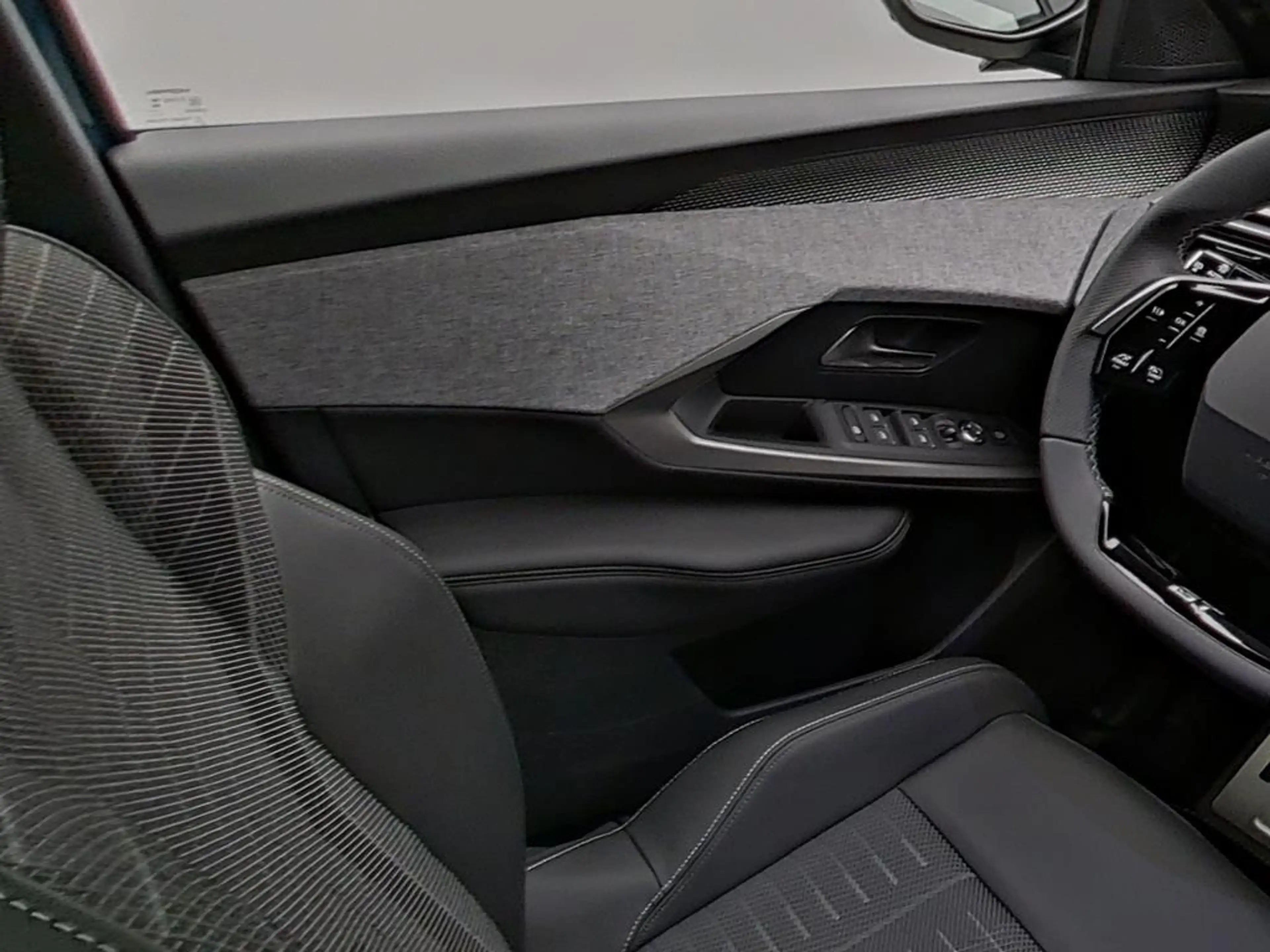 Peugeot 5008 GT HYBRID 145 e-DSC6 — photo 16
