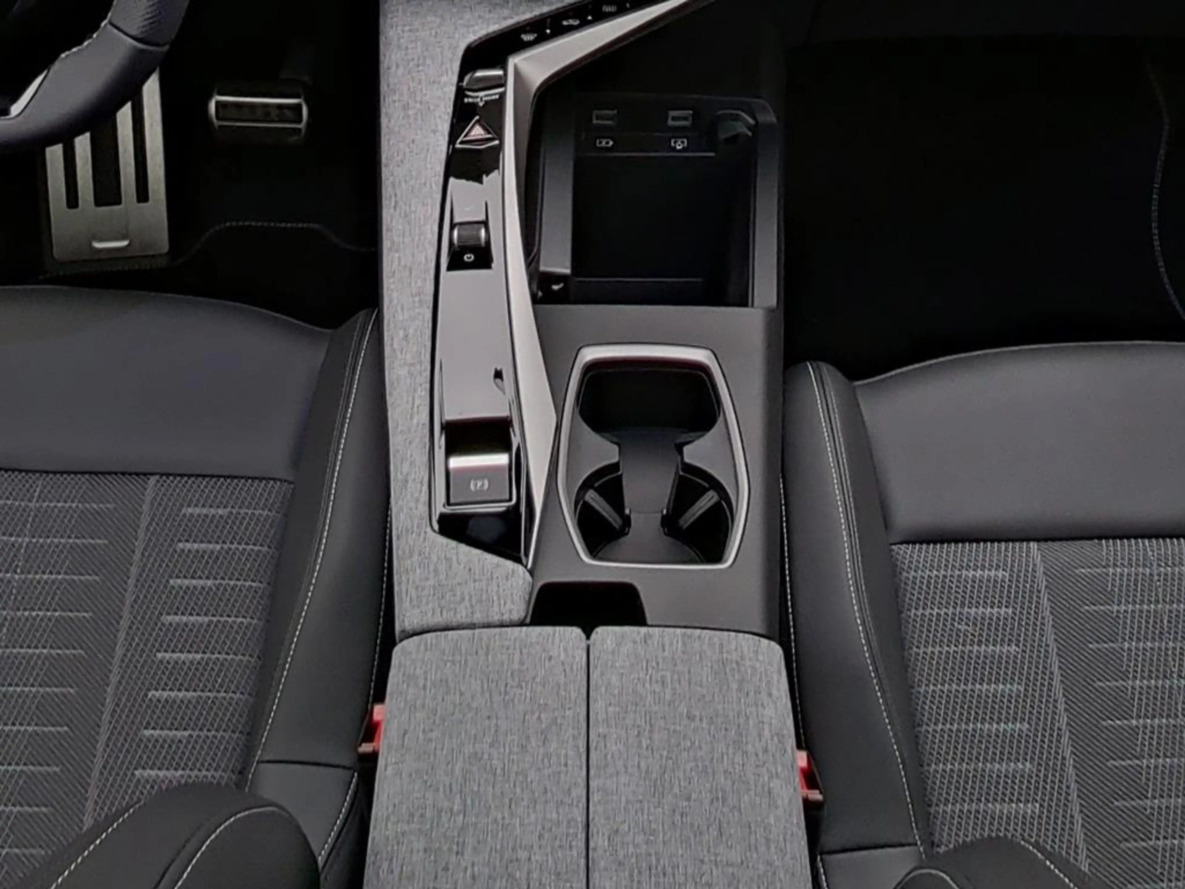 Peugeot 5008 GT HYBRID 145 e-DSC6 — photo 15