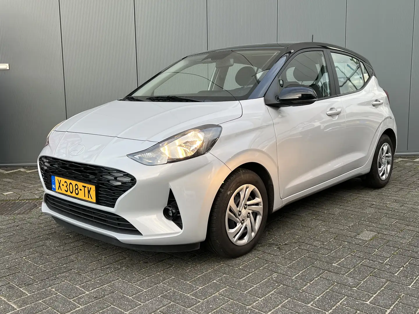 Hyundai i10 1.0 66pk Comfort Smart | Two-Tone Facelift | LED | Grigio - 1