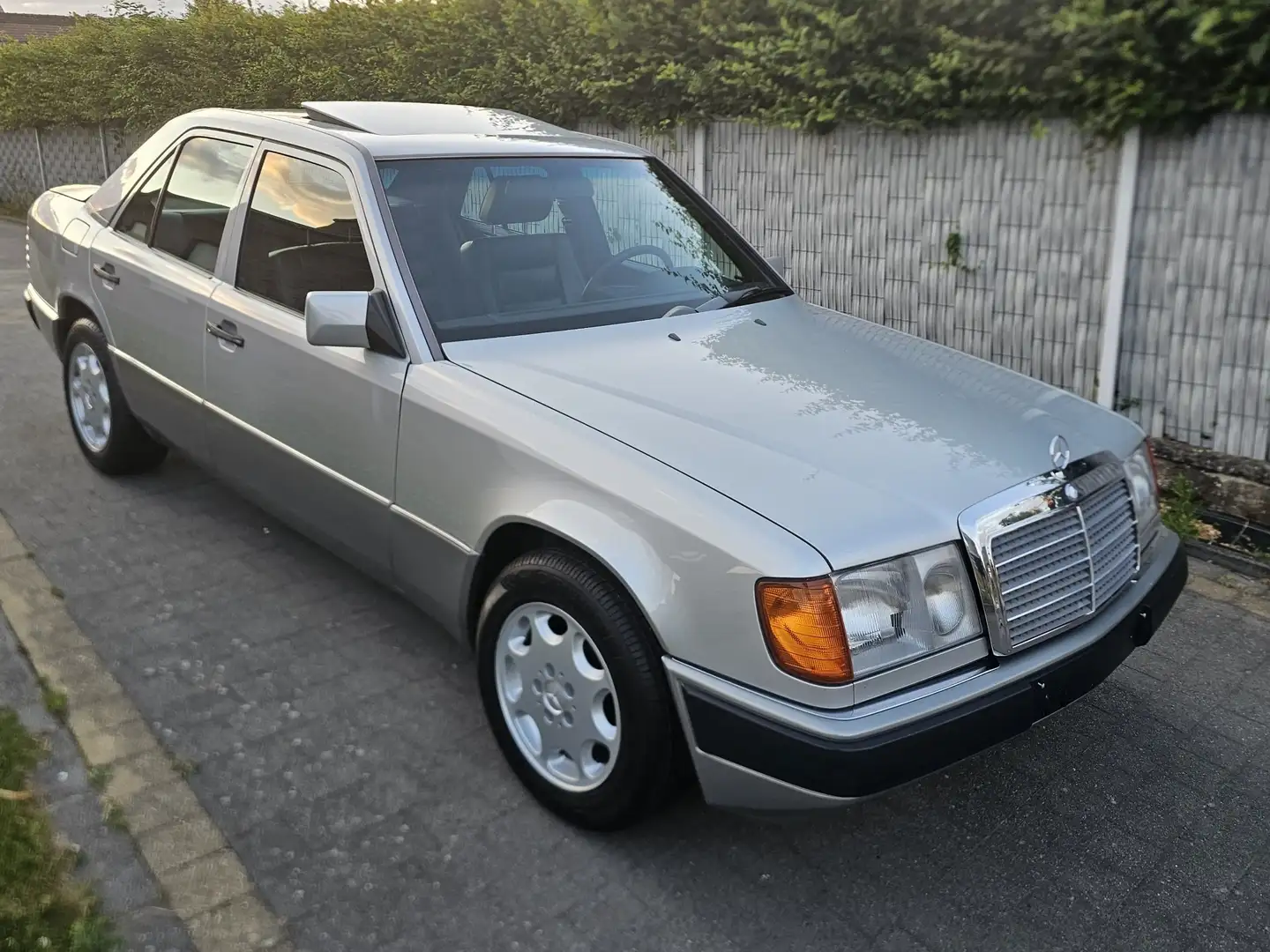Mercedes-Benz 260 260E Berline 02/1990 - 1