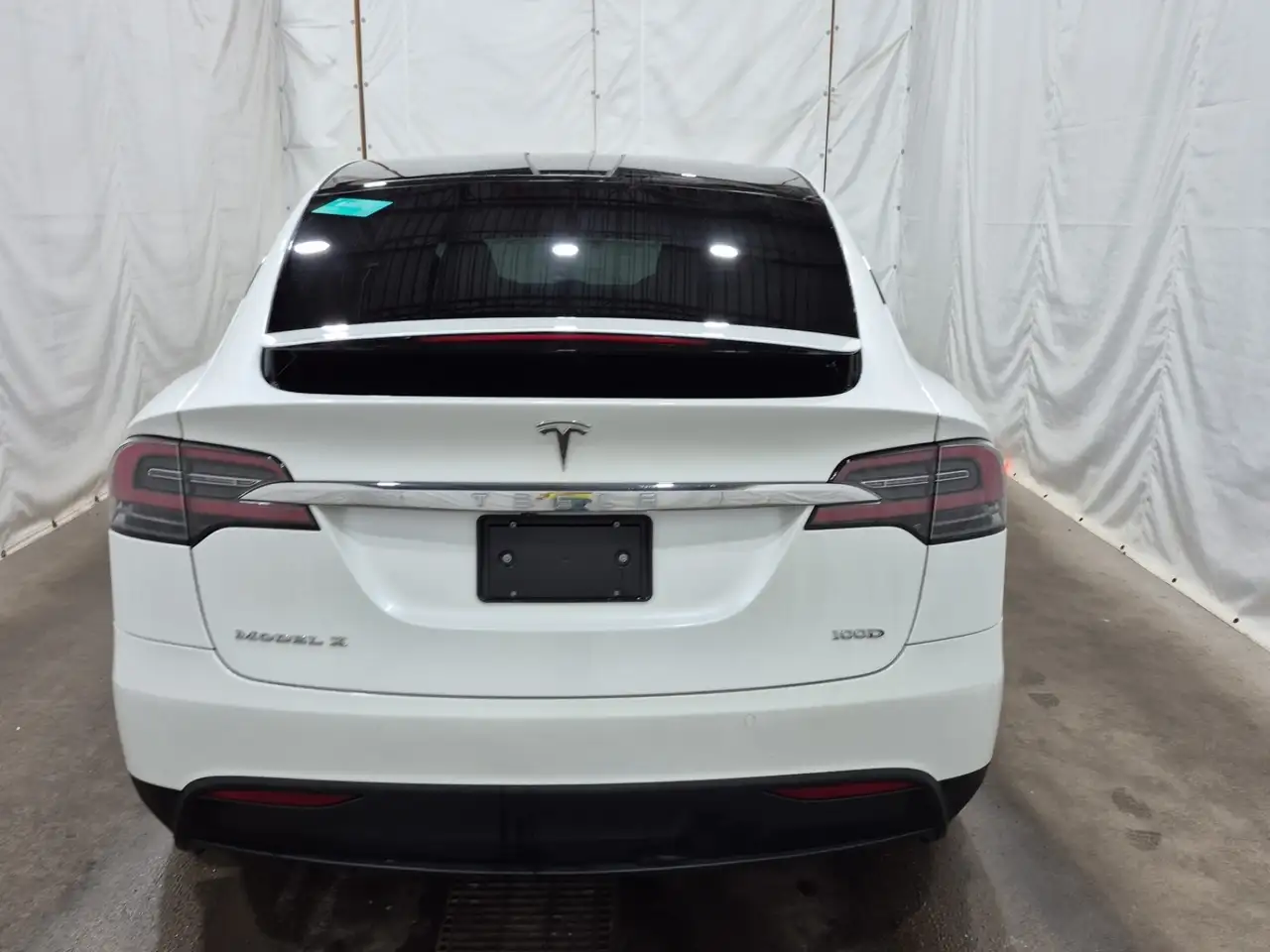 Tesla Model X снимка Tesla Model X