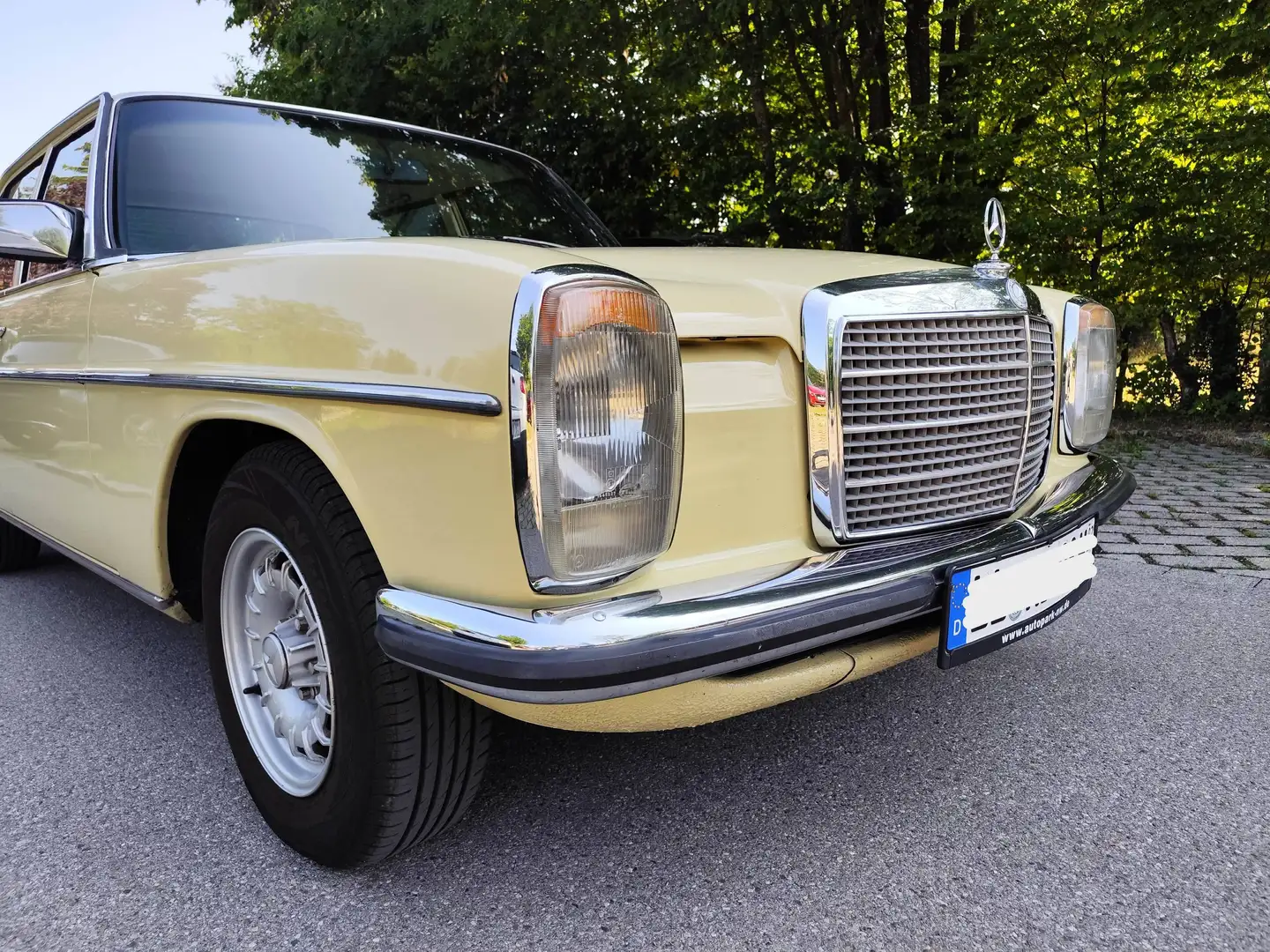 Mercedes-Benz W 114/115 Strich-Acht Gelb - 1