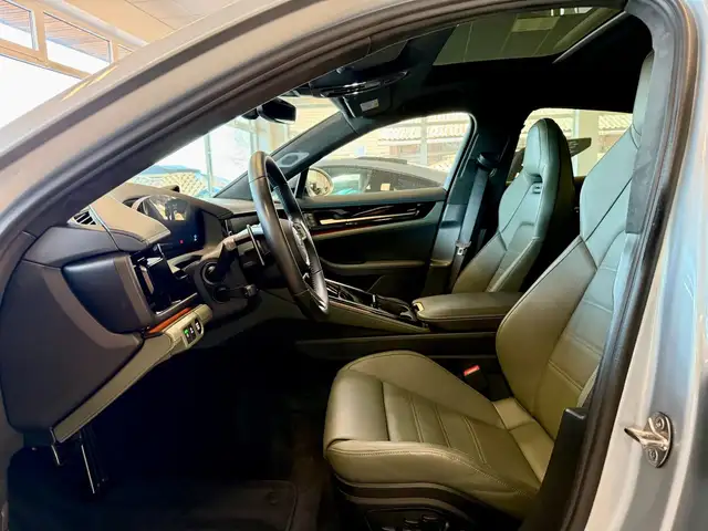 Porsche Panamera view 9