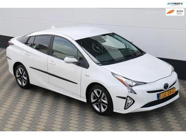 Toyota Prius 1.8 Executive Navi HUD JBL Camera BTW !!