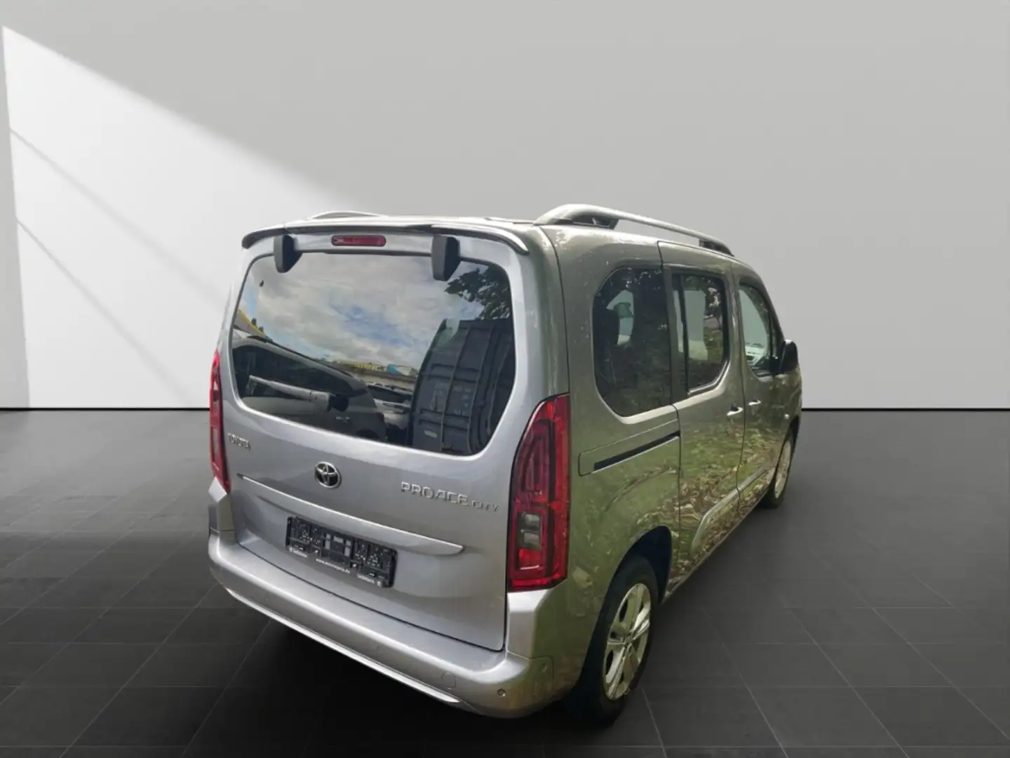 Toyota Proace City 1.2 Verso L1 Team D*Panorama*Navi*ACC Silber - 2