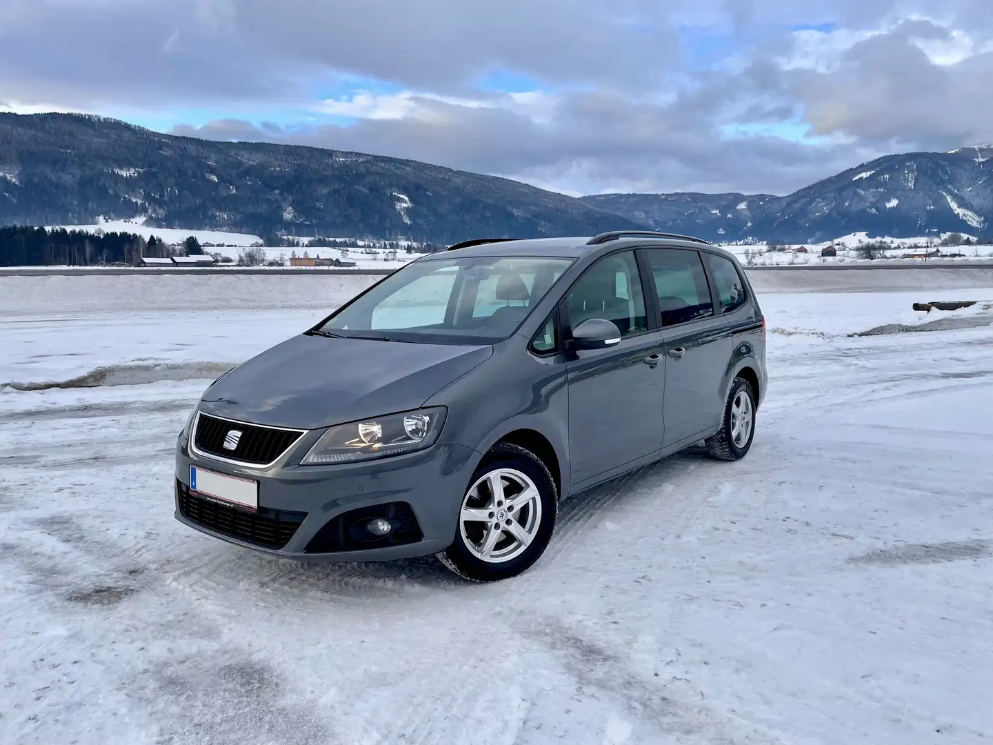 SEAT Alhambra Allrad 2.0TDI CR 4WD mit Anhängerkupplung Kombi / Family Van Grau - 2