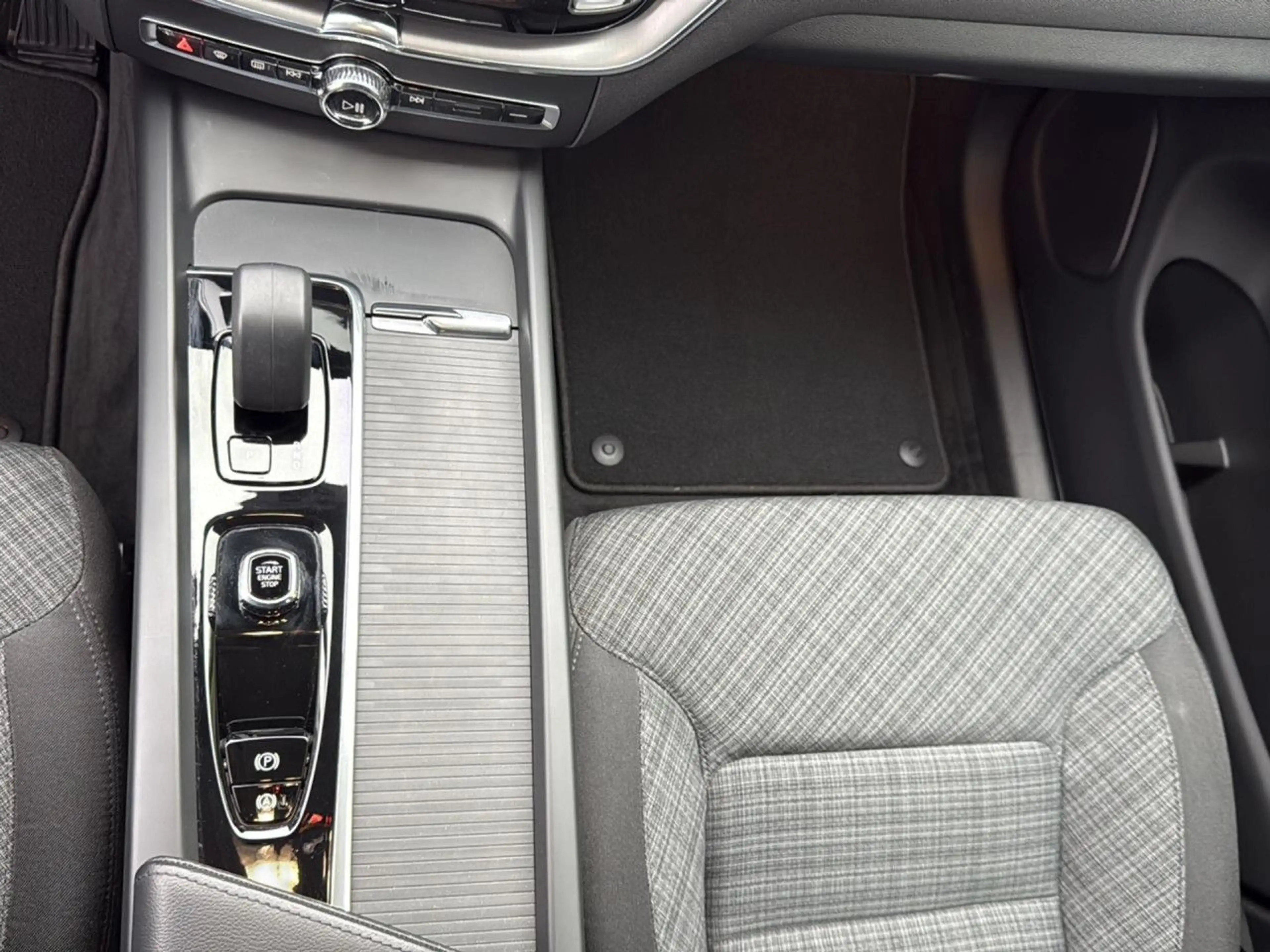 Volvo XC60 B4 (Diesel) Core AWD Automatik Bluetooth Navi — photo 29