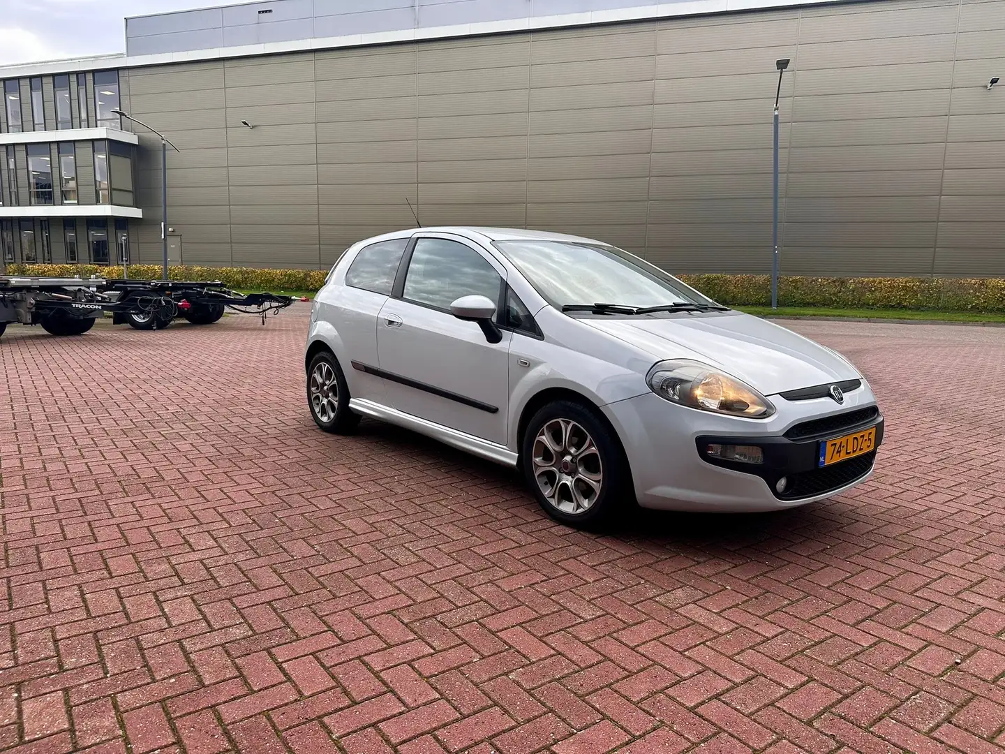 Fiat Punto 1.4-16V evo m-air Racing 77kw Biały - 1
