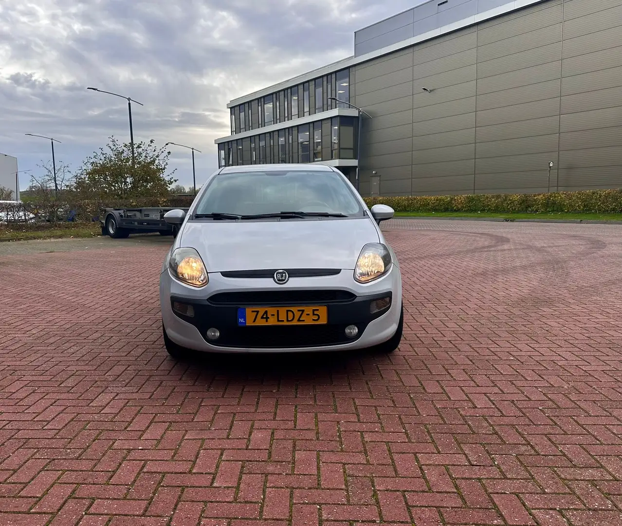 Fiat Punto 1.4-16V evo m-air Racing 77kw Biały - 2