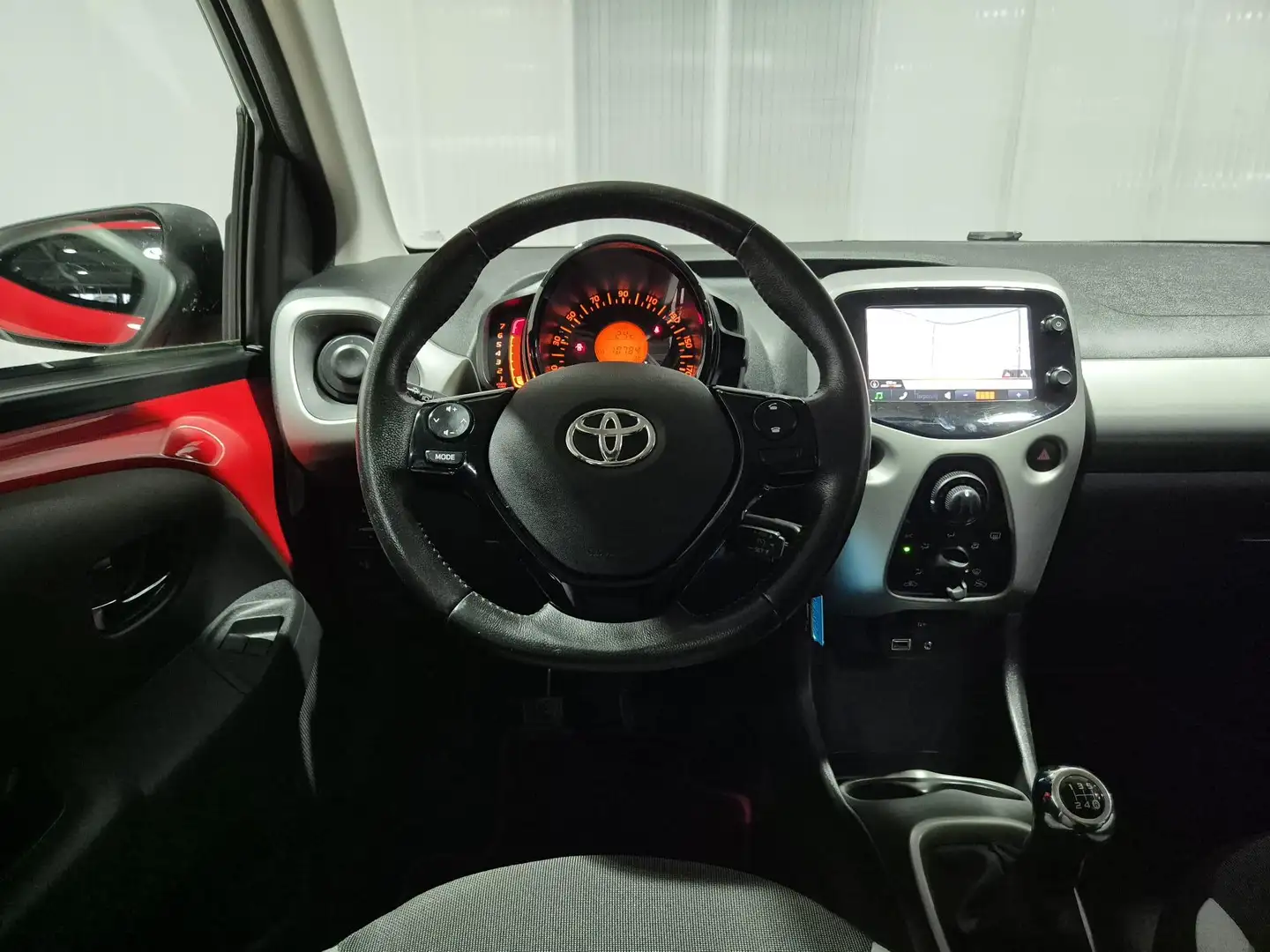 Toyota Aygo 1.0 VVT-i x-sport | Navigatie | Dealer onderhouden Rood - 2