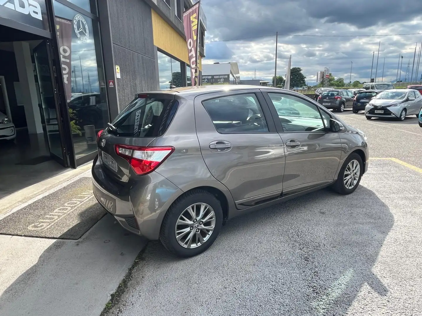 Toyota Yaris 1.0 VVT-i Dynamic 70CV 5P (NEOPATENTATI) Grigio - 2