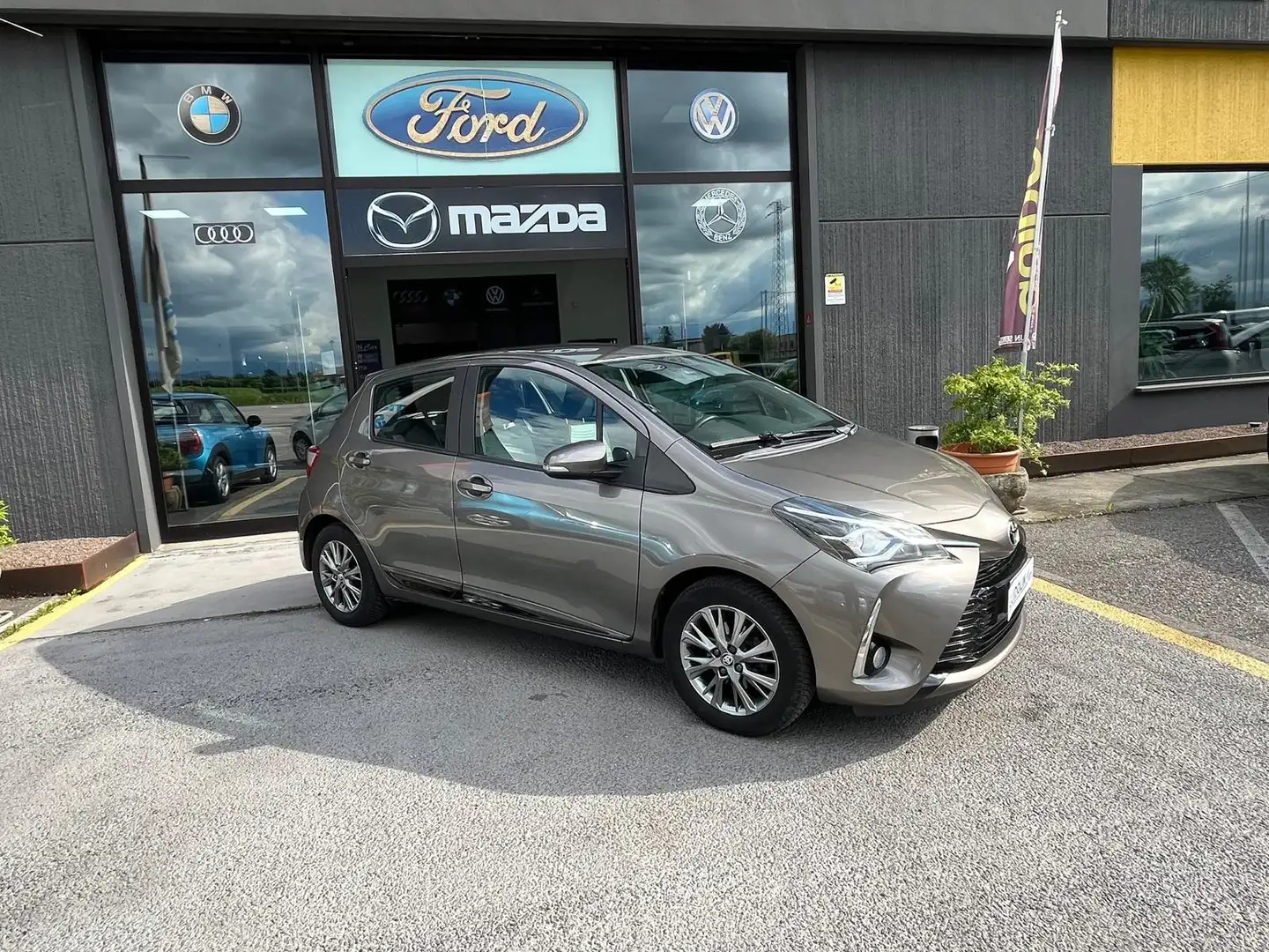 Toyota Yaris 1.0 VVT-i Dynamic 70CV 5P (NEOPATENTATI) Grigio - 1
