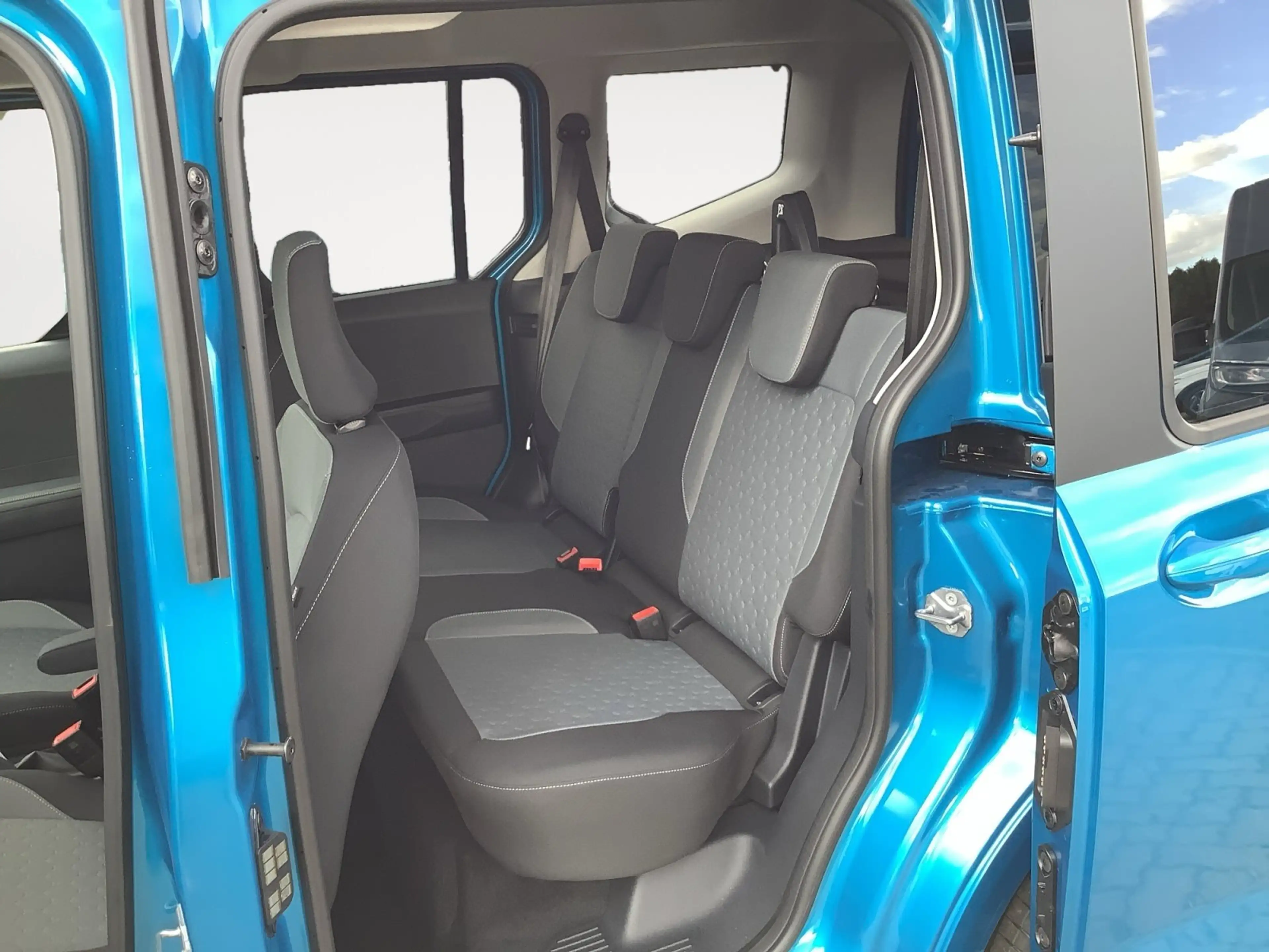 Ford Tourneo Courier Titanium*Automatic*Kamera*CLIMATRONIC*WinterPak* — photo 13