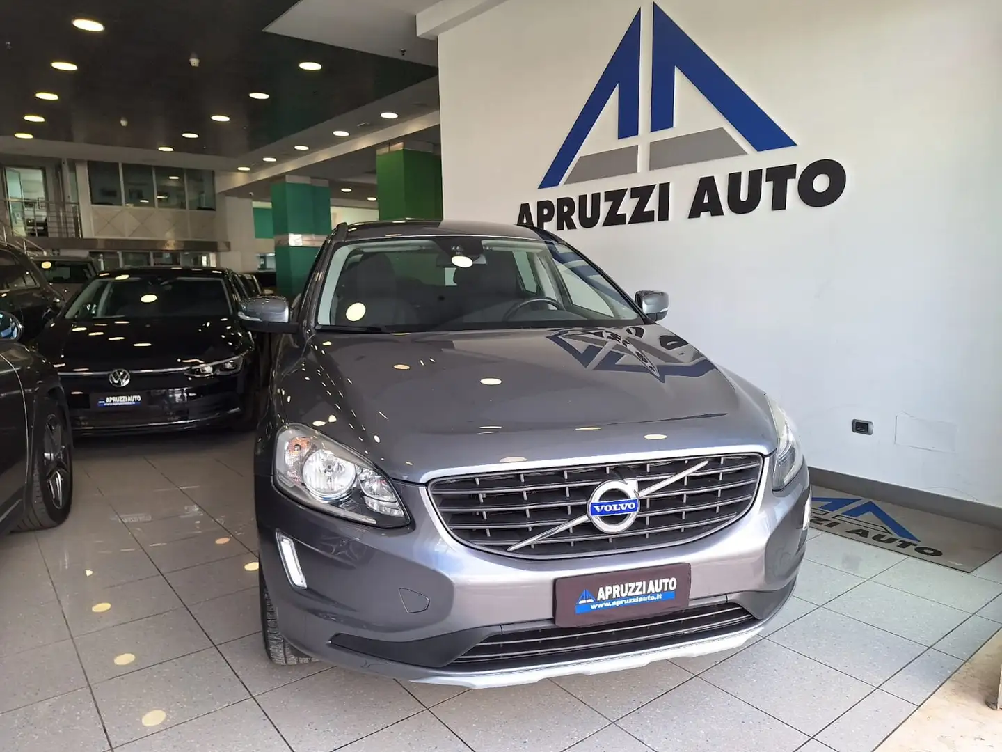 Volvo XC60 XC60 2.0 d3 Momentum 150cv geartronic Grigio - 1