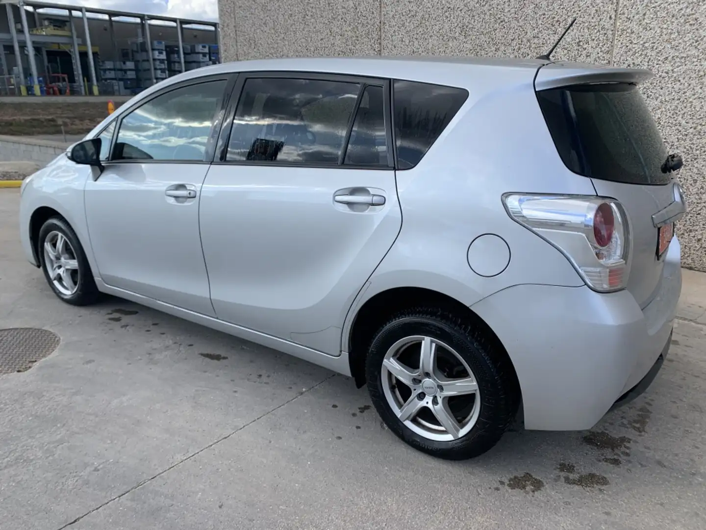 Toyota Verso 120D Advance 5pl. Gris - 1