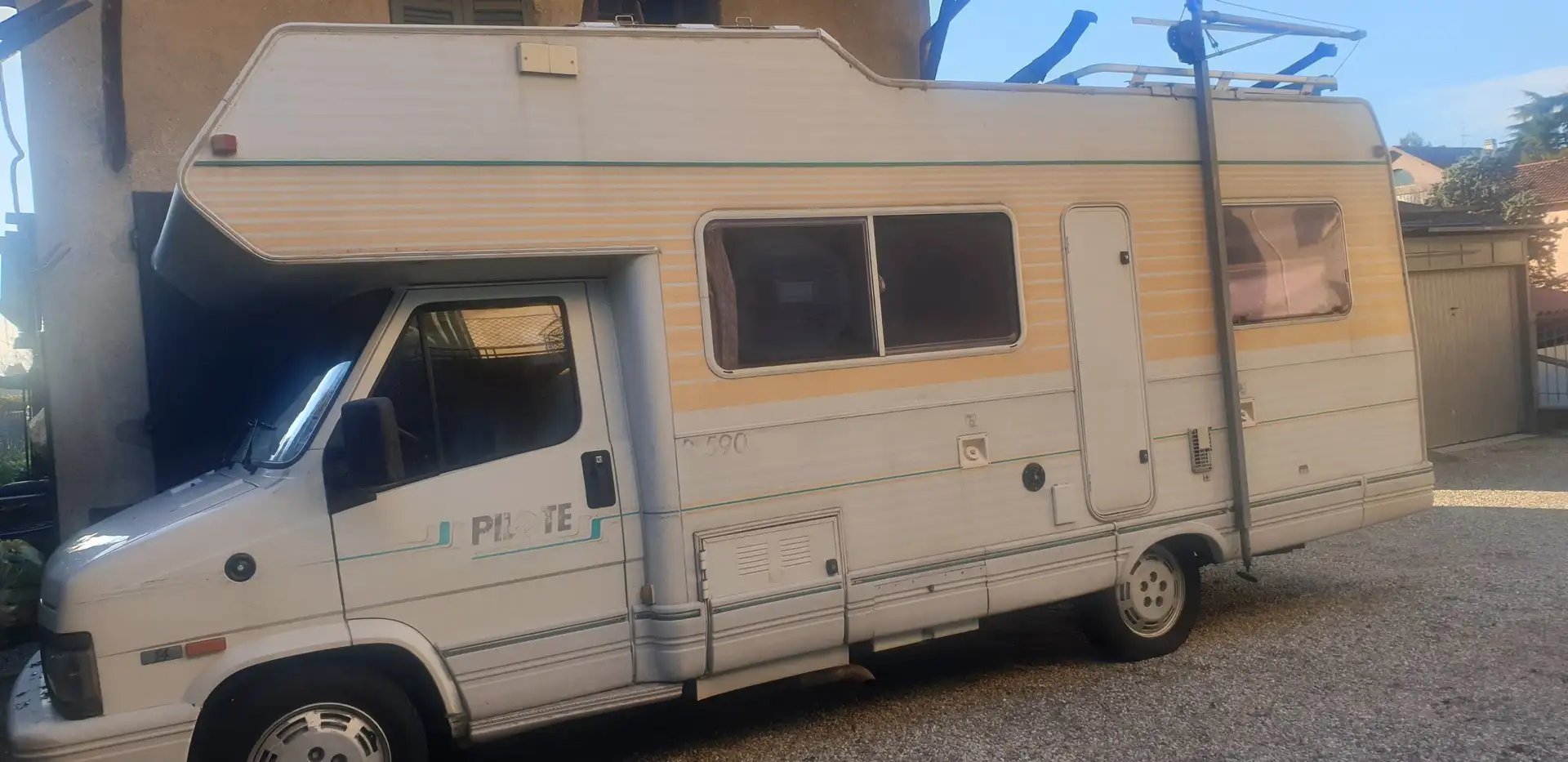 Caravans-Wohnm Pilote R590 2500 TURBO Beige - 2