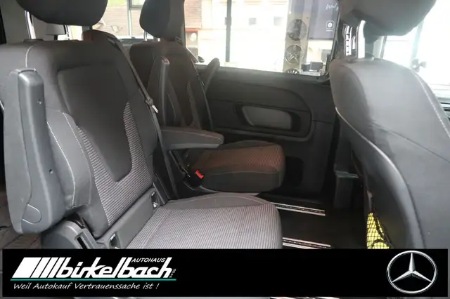 Mercedes-Benz 220 view 13