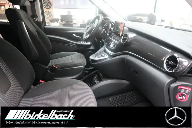 Mercedes-Benz 220 view 10