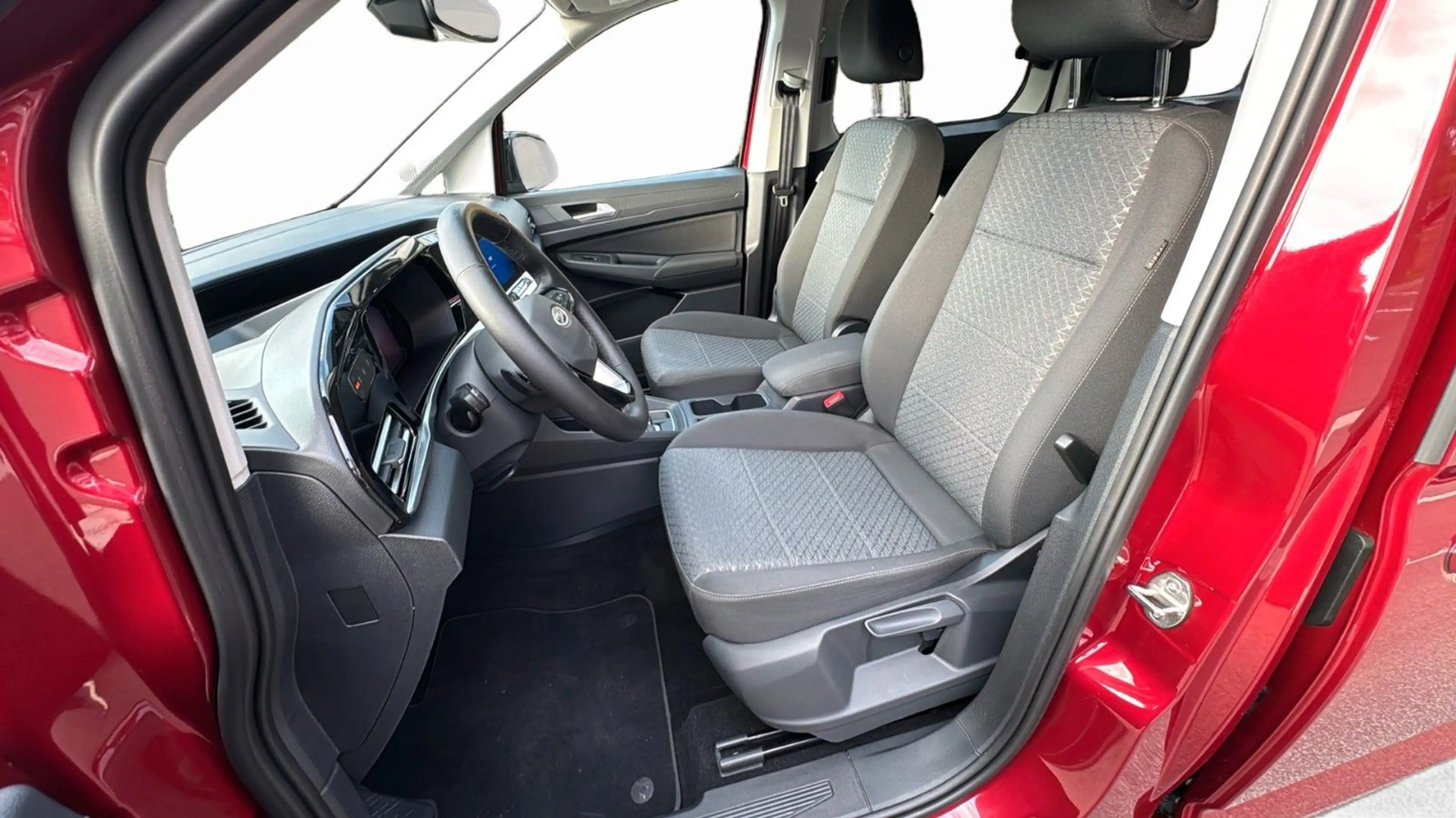 Ford Grand Tourneo Connect Titanium — photo 11