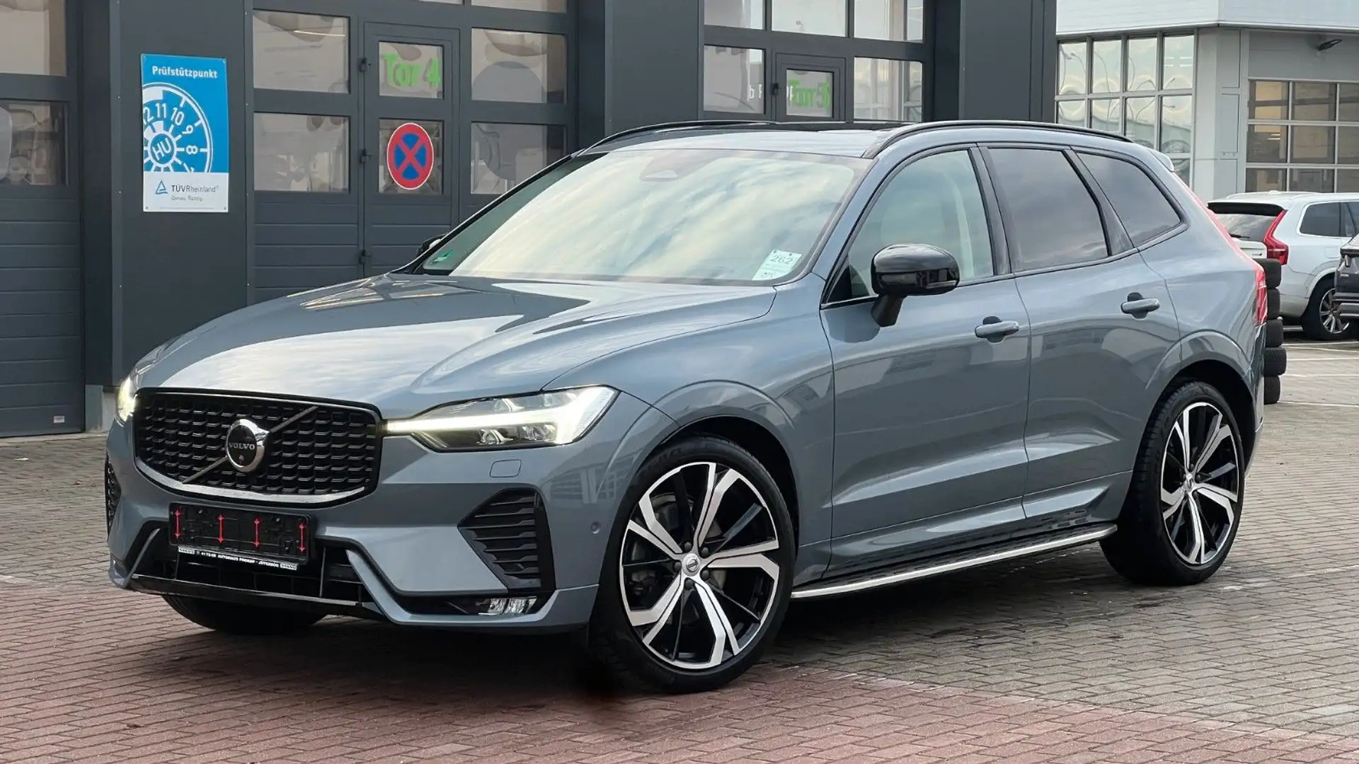 Volvo XC60 B5 D Ultimate Dark AWD*360°*AHK*HUD*LUFT* Grau - 1