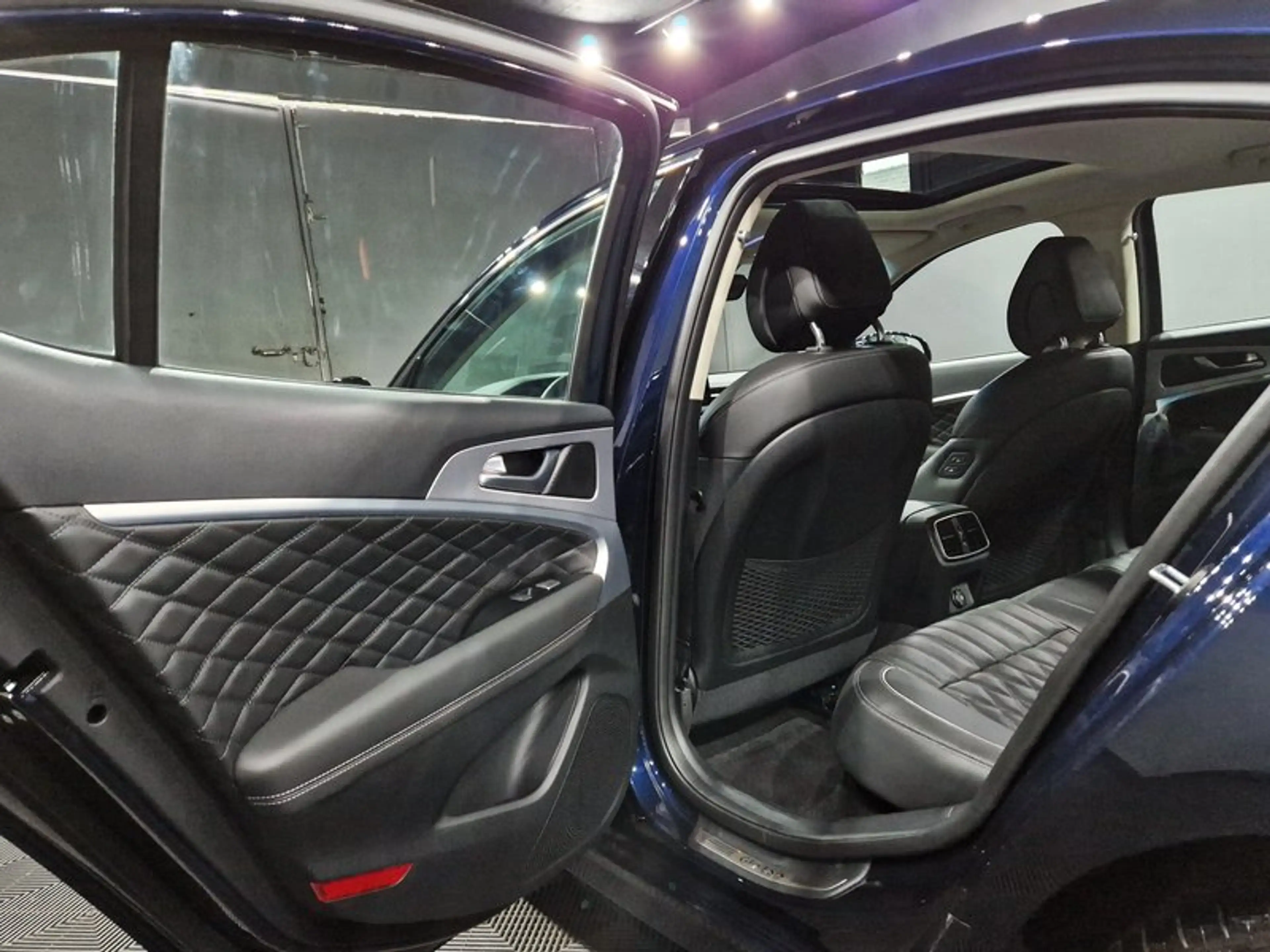 Genesis G70 2.0 T Luxury 4WD|AUTOM|LEDER|LED|PANO|360*GRAD — photo 9