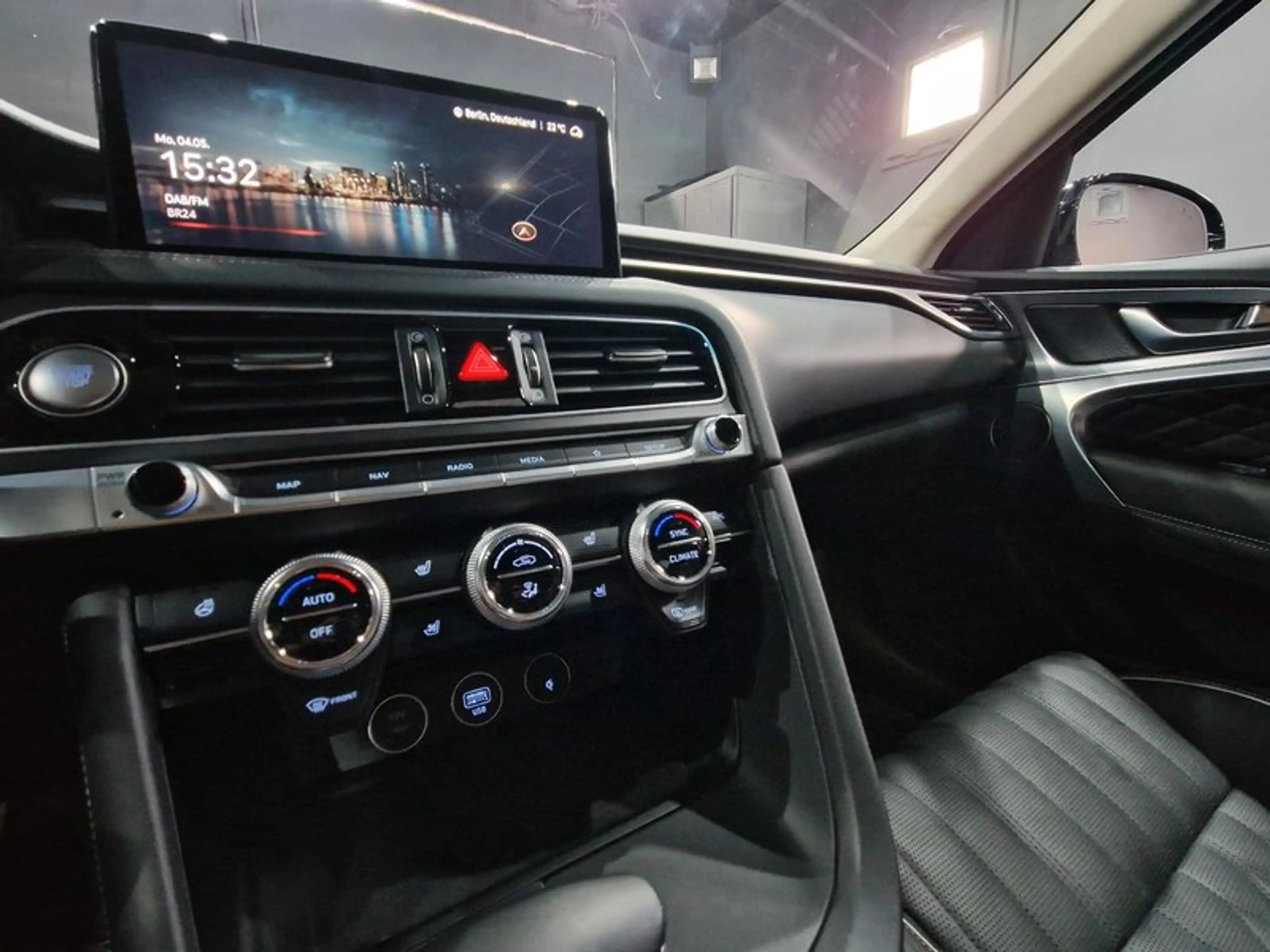 Genesis G70 2.0 T Luxury 4WD|AUTOM|LEDER|LED|PANO|360*GRAD — photo 15
