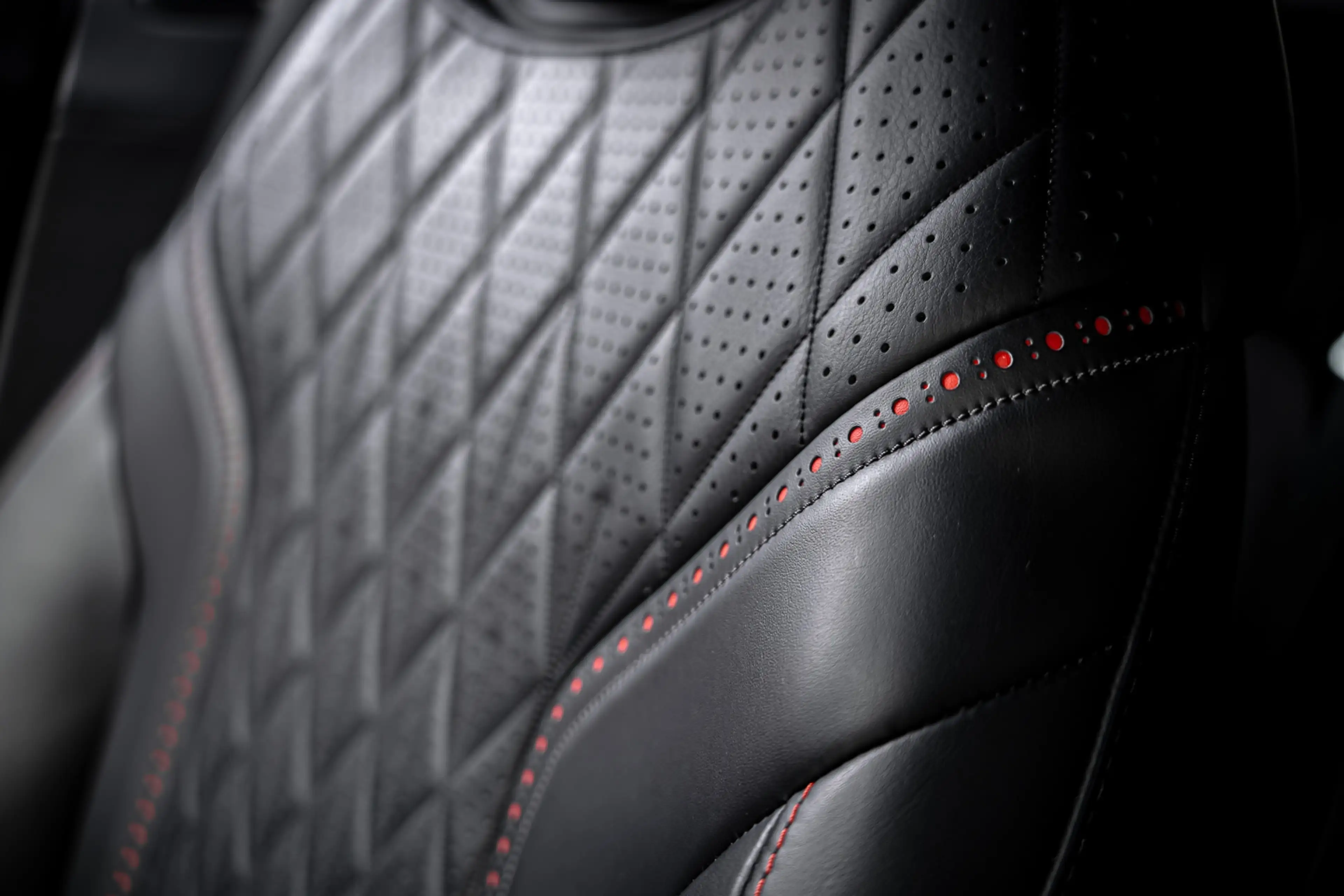 Aston Martin DB12 V8 Keramische Remschijven | Lux Quilting Leder | R — photo 12